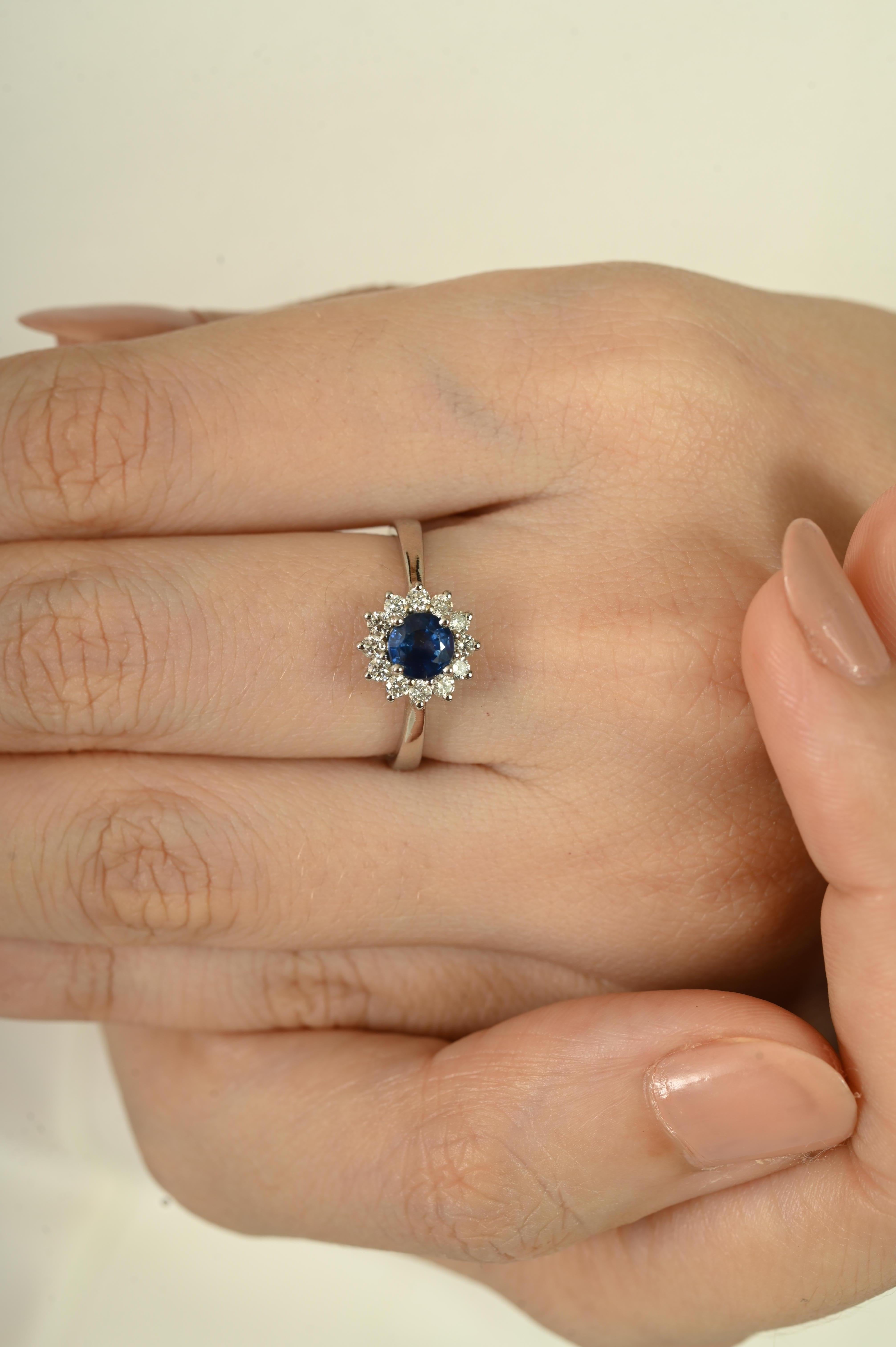 in vendita:  Anello aureola con zaffiro blu e diamante di ispirazione vintage per donna in oro bianco 14 carati 10