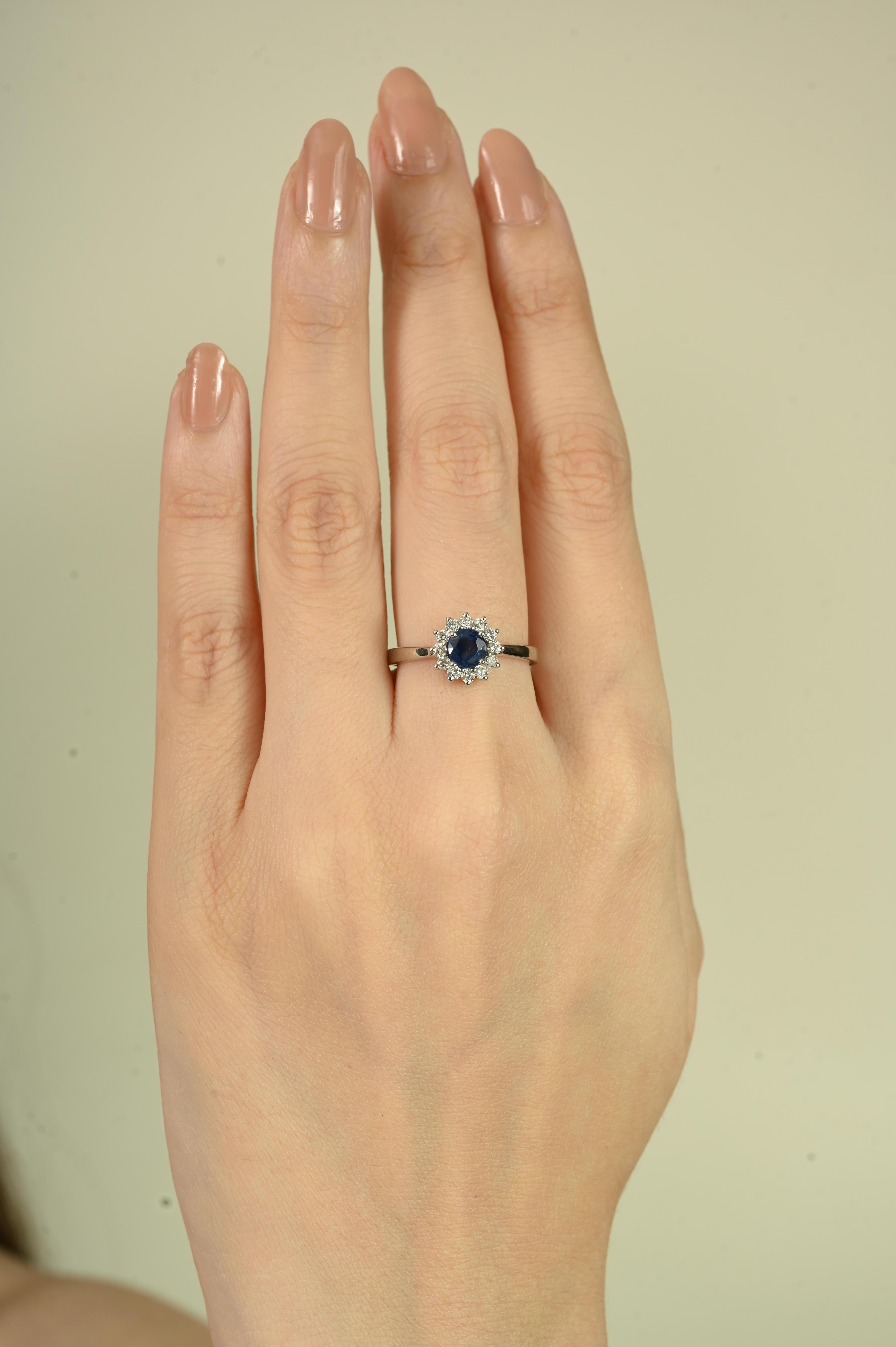in vendita:  Anello aureola con zaffiro blu e diamante di ispirazione vintage per donna in oro bianco 14 carati 2