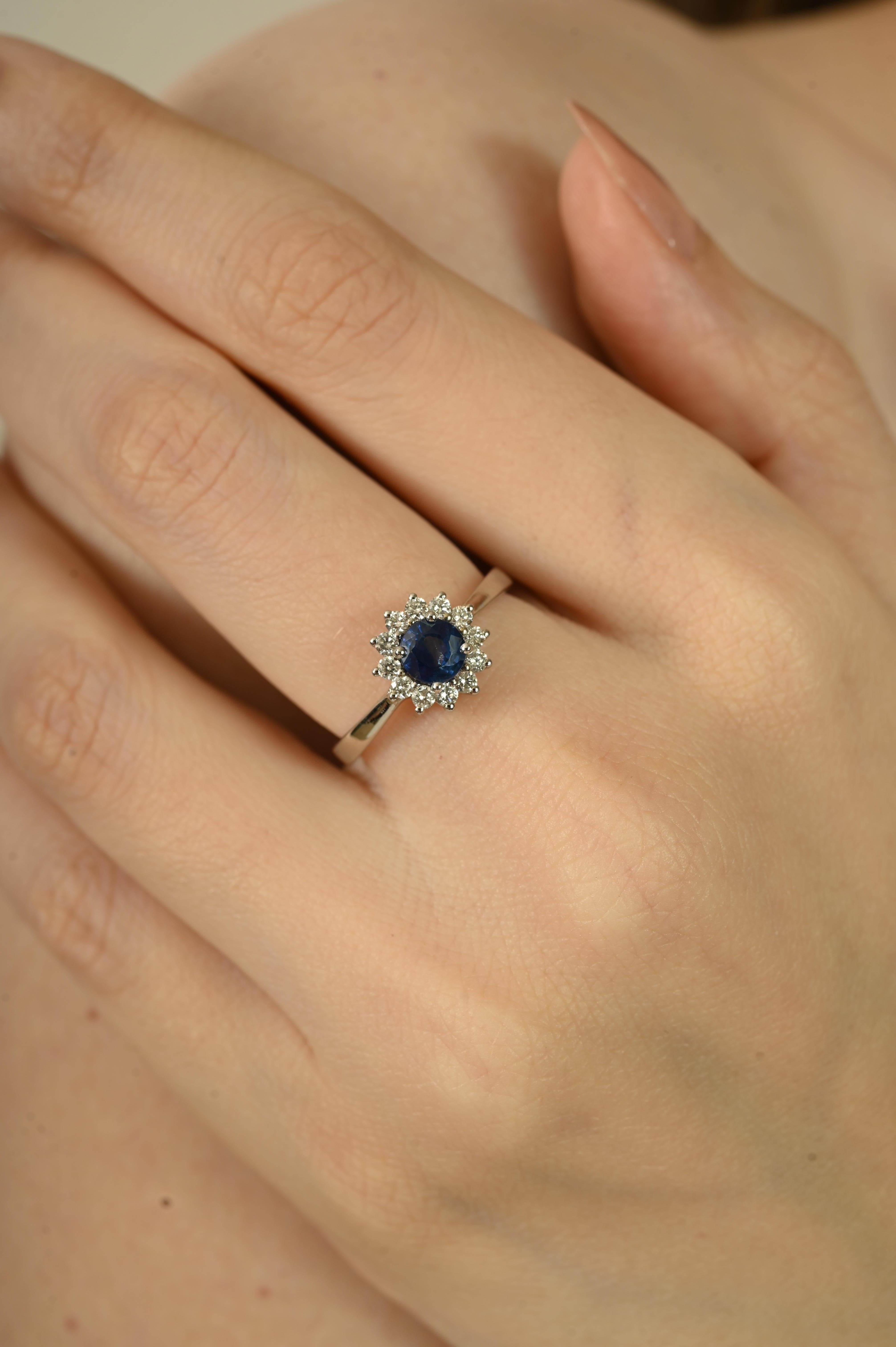 in vendita:  Anello aureola con zaffiro blu e diamante di ispirazione vintage per donna in oro bianco 14 carati 6