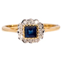 Vintage inspirierter leuchtend blauer quadratischer Saphir & Diamant 9 Karat Gold Cluster-Ring