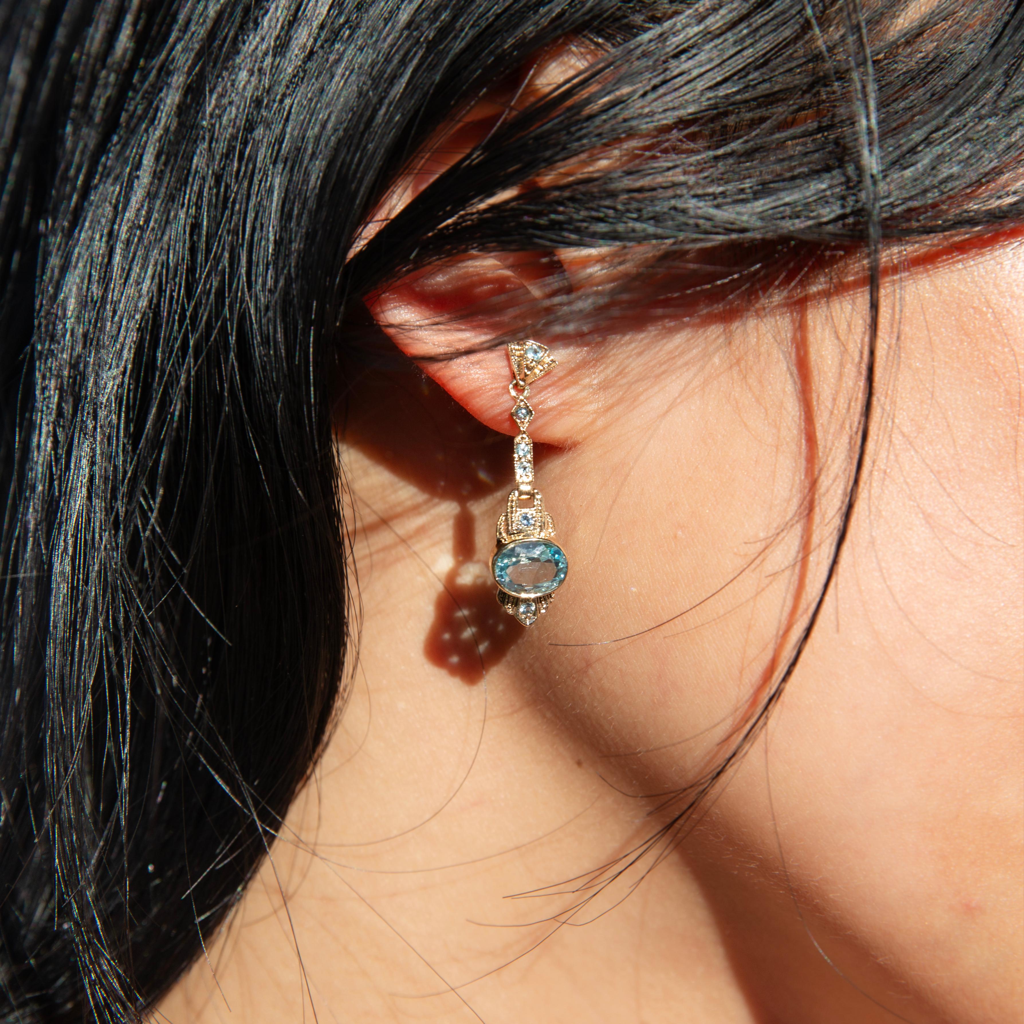 Die vom Goldenen Zeitalter Hollywoods inspirierten Cecelia-Ohrringe sind ein glamouröses Schmuckstück. Das geprägte Gold und die Symmetrie des Designs sind mit dem hellsten himmelblauen Topas besetzt. Sie spielt die Hauptrolle in diesem filmischen