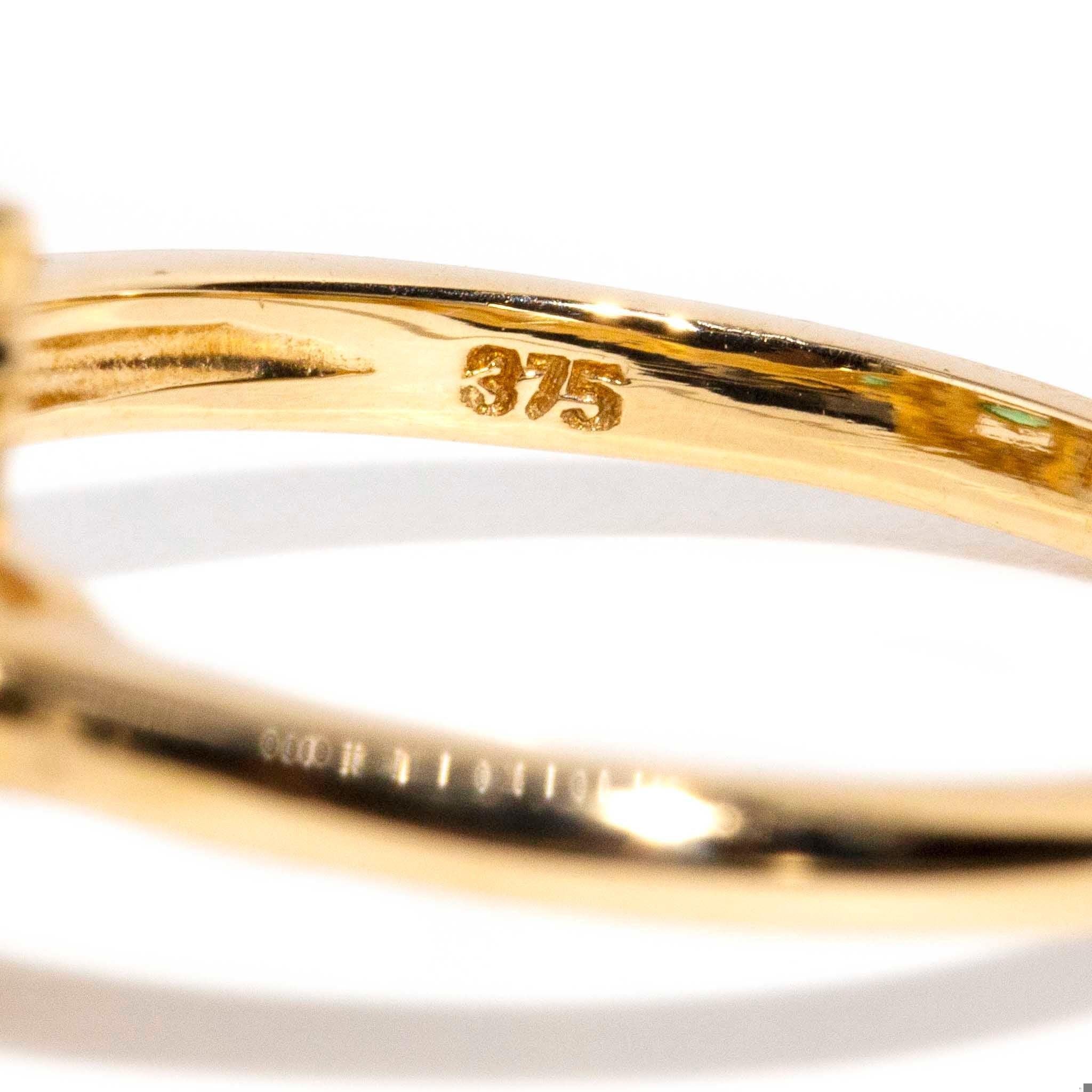 Vintage inspirierter Ring aus 9 Karat Gelbgold mit leuchtend grünem Smaragd und Diamant im Angebot 4