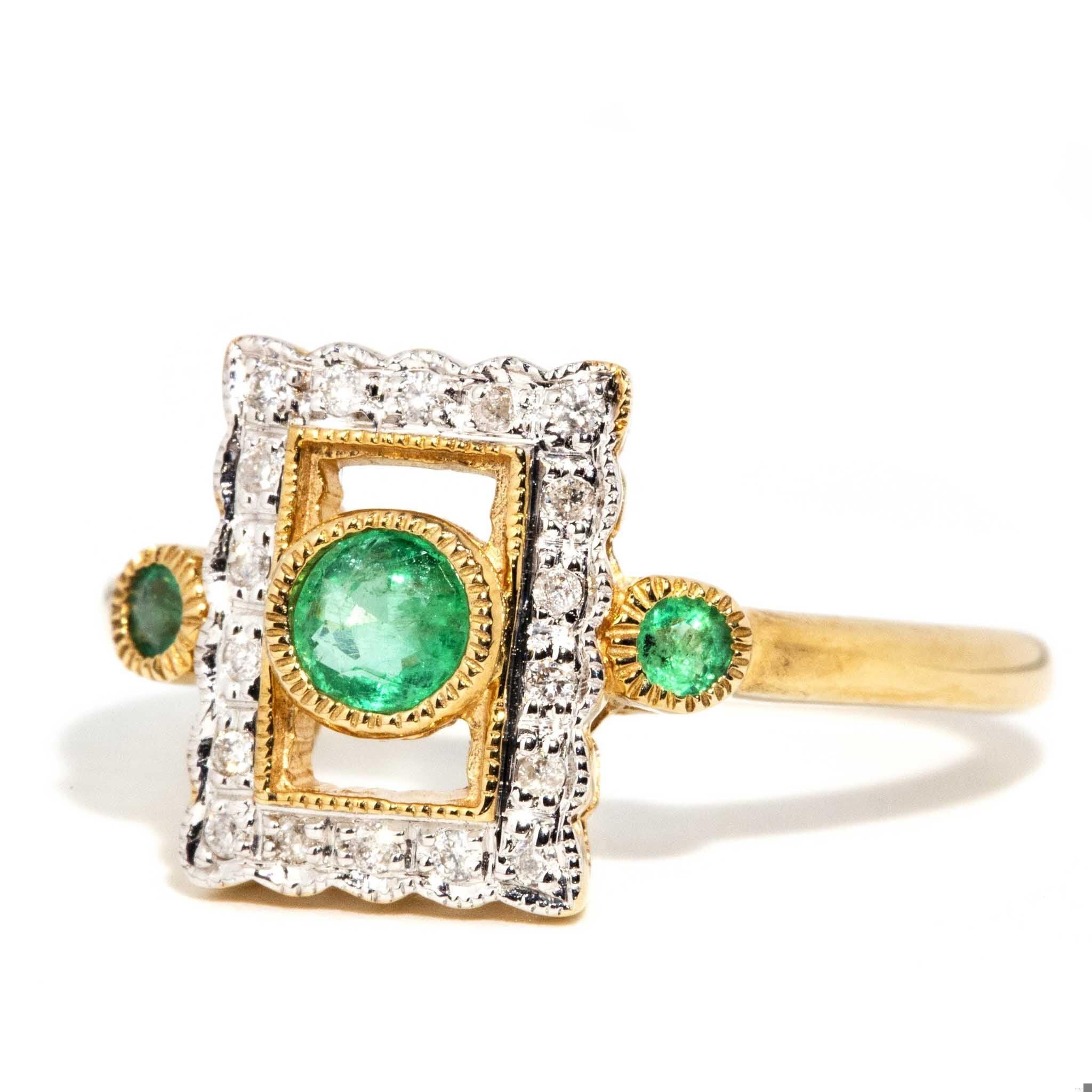 Vintage inspirierter Ring aus 9 Karat Gelbgold mit leuchtend grünem Smaragd und Diamant (Rundschliff) im Angebot