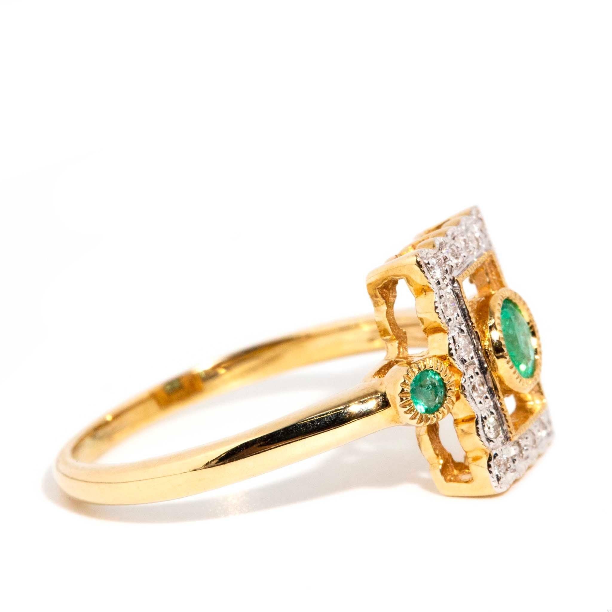 Vintage inspirierter Ring aus 9 Karat Gelbgold mit leuchtend grünem Smaragd und Diamant Damen im Angebot