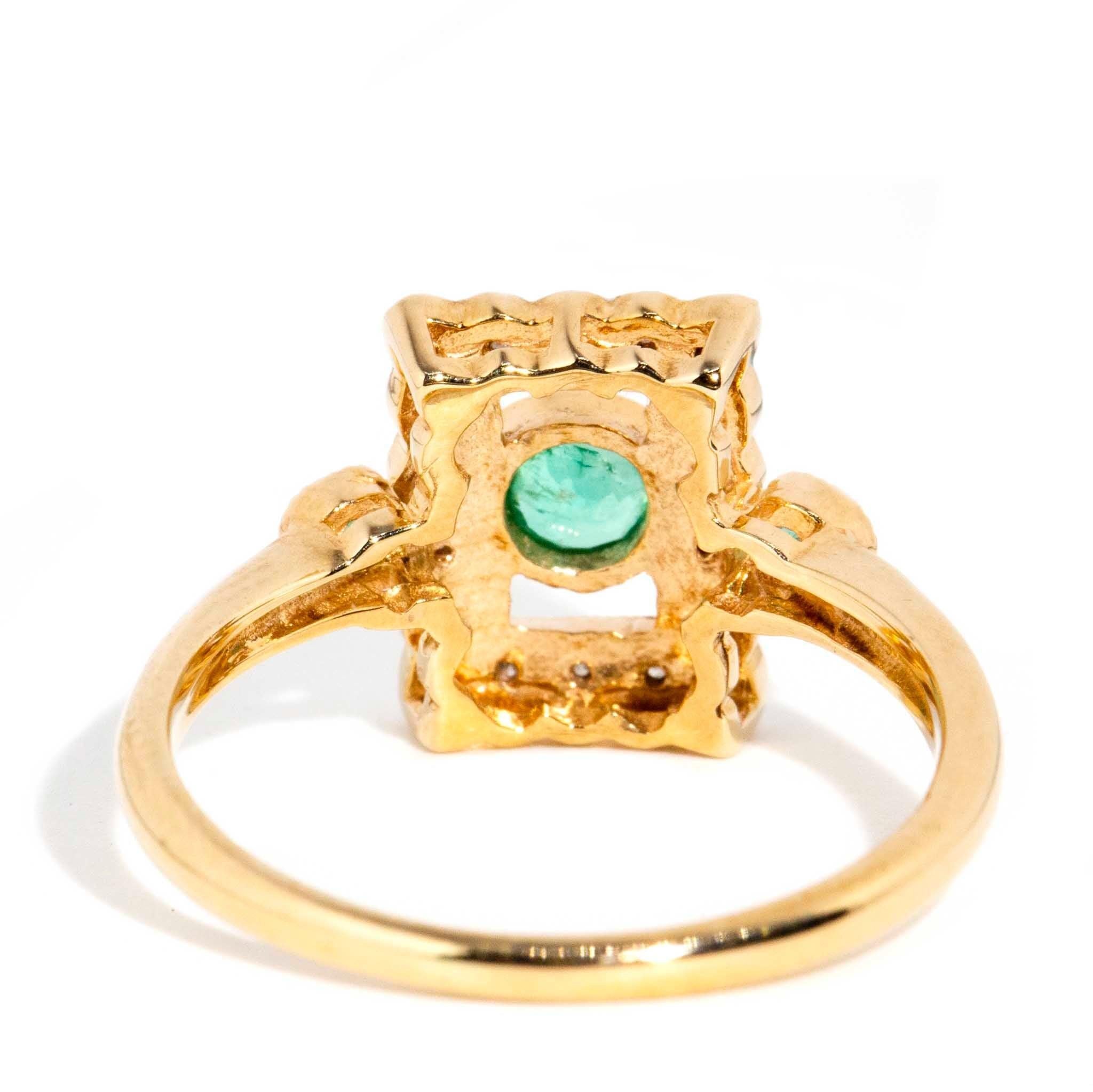 Vintage inspirierter Ring aus 9 Karat Gelbgold mit leuchtend grünem Smaragd und Diamant im Angebot 2