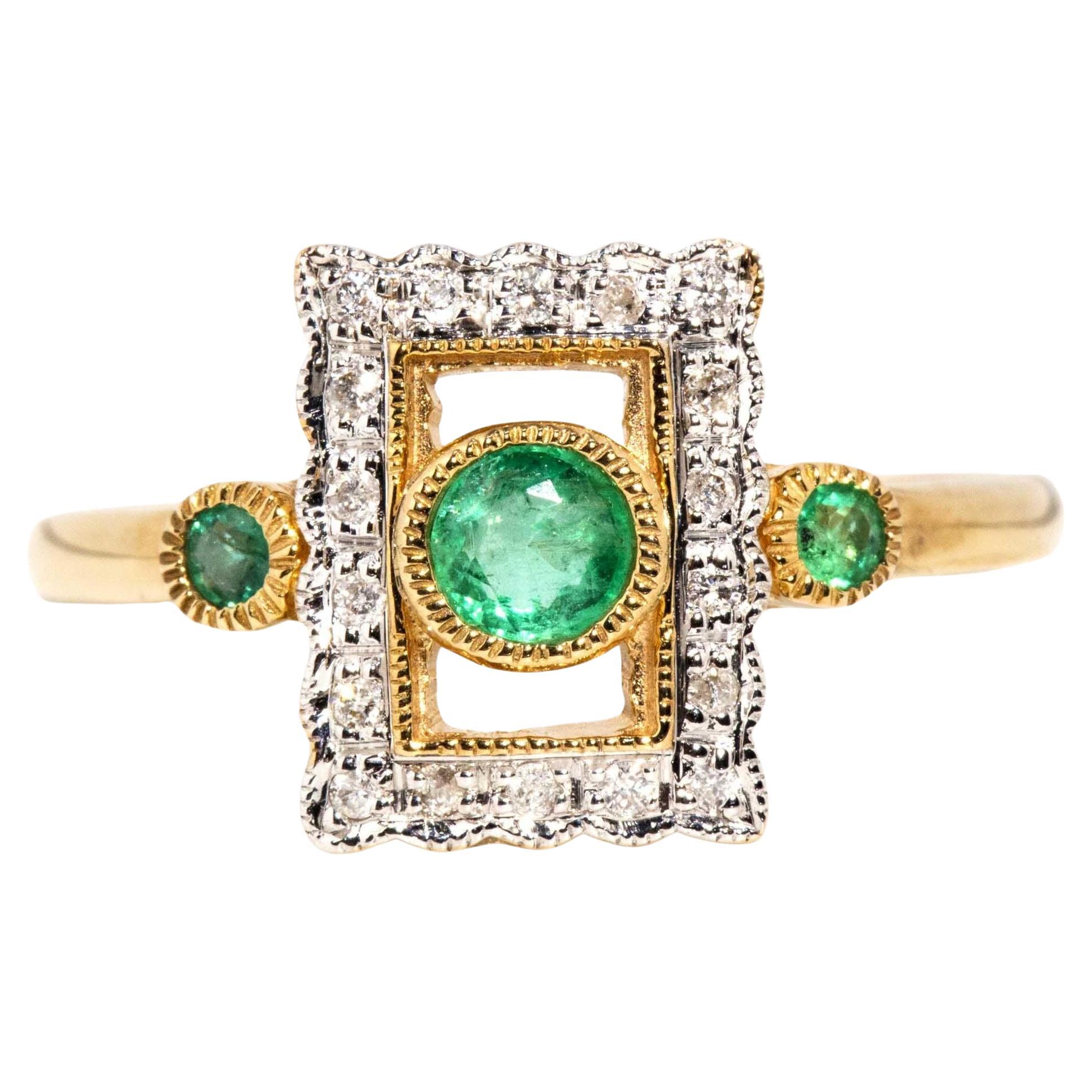 Vintage inspirierter Ring aus 9 Karat Gelbgold mit leuchtend grünem Smaragd und Diamant im Angebot