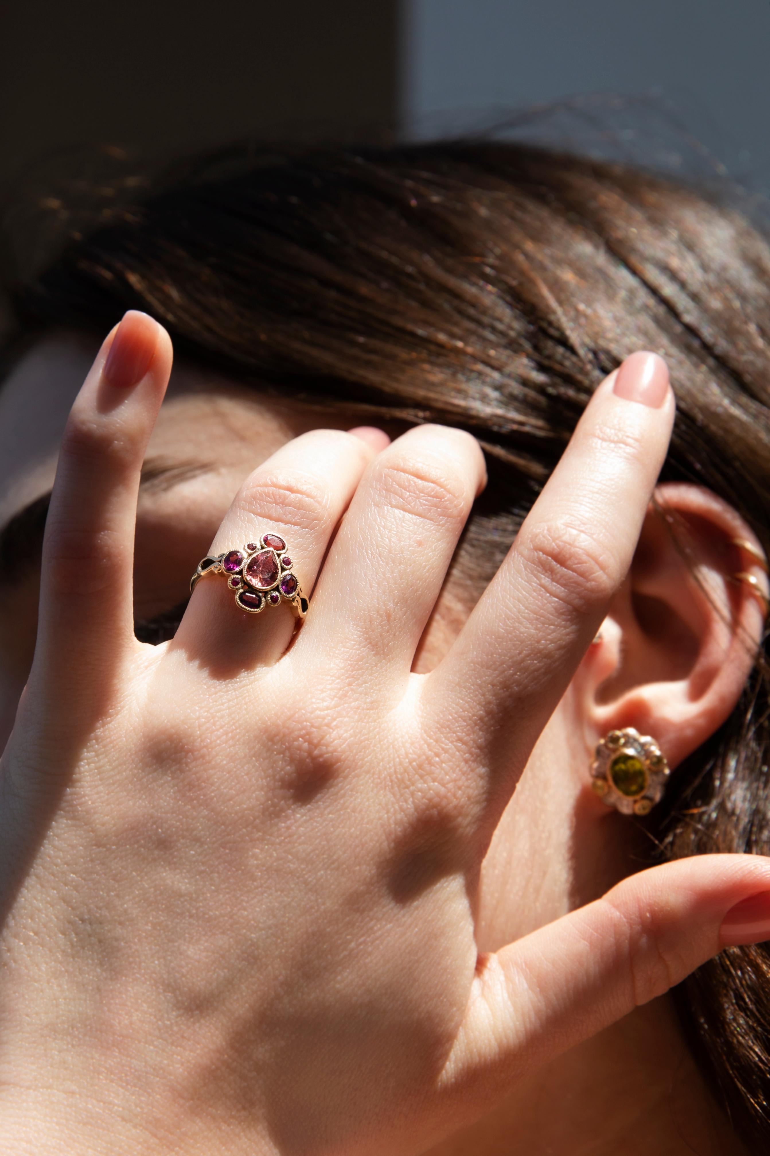 Die Josephine-Ohrringe sind atemberaubend schön. Ihre schimmernden Peridots und Diamanten sind sorgfältig in eine Fassung aus Bandgold eingefasst. Als eine Anspielung auf die glamourösen Filmsirenen einer vergangenen Ära wird Josephine für ihr