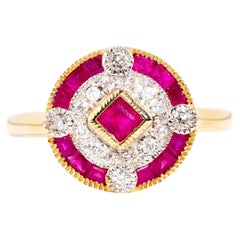 Vintage inspirierter Vintage-Cluster-Ring aus 9 Karat Gelbgold mit leuchtend rotem Rubin und Diamant