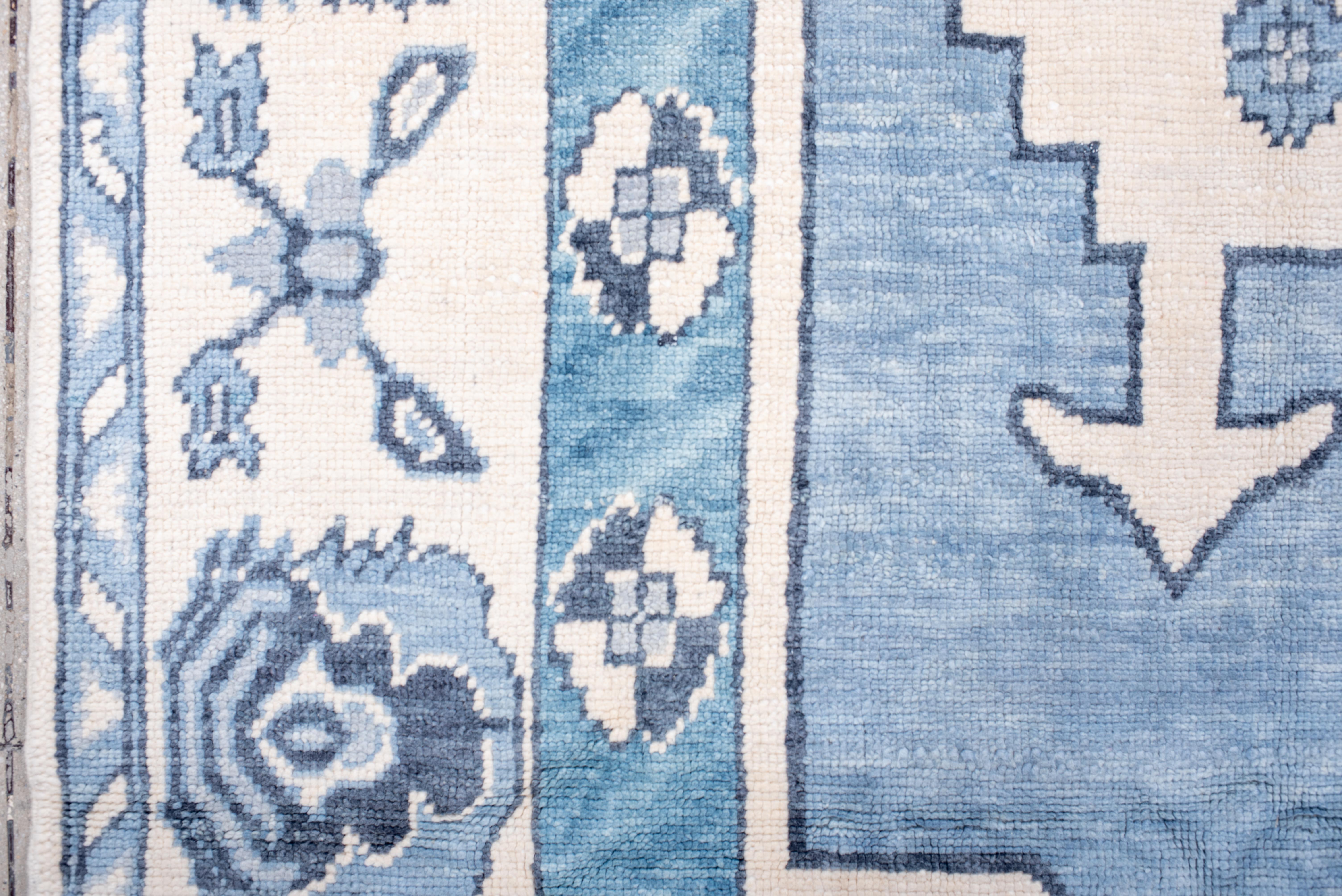 Vintage-inspirierter Carolina Blauer Oushak und Staubperlen (Wolle) im Angebot