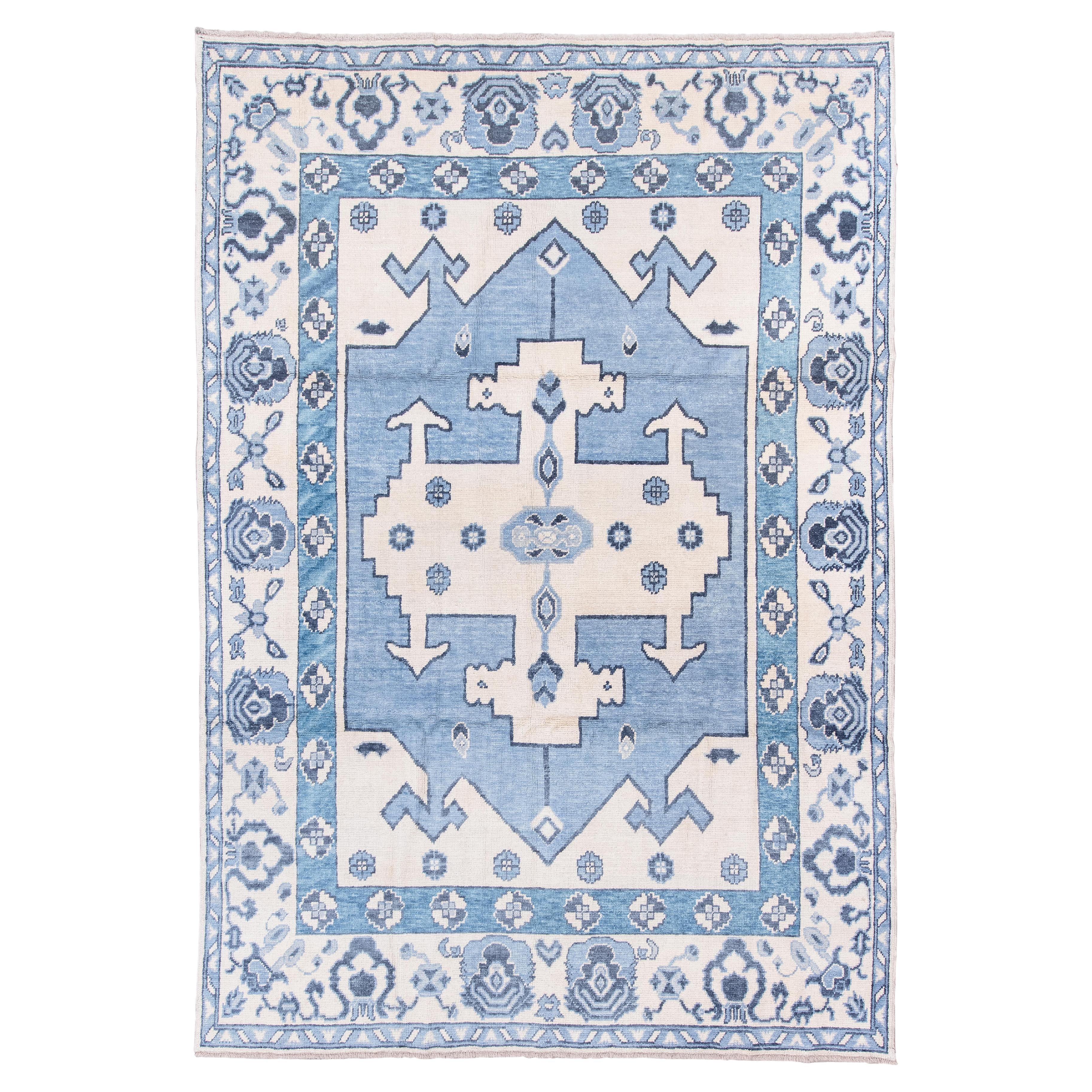Vintage-inspirierter Carolina Blauer Oushak und Staubperlen im Angebot