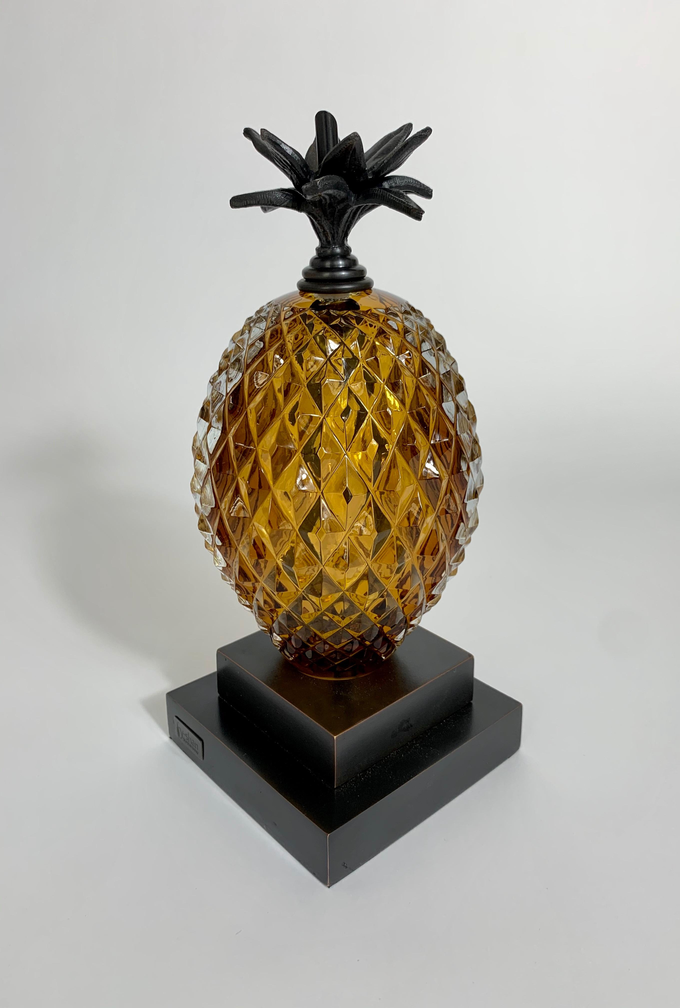 Vintage Inspired Contemporary Ananas Glas Buchstütze in Bernstein (Gegossen) im Angebot