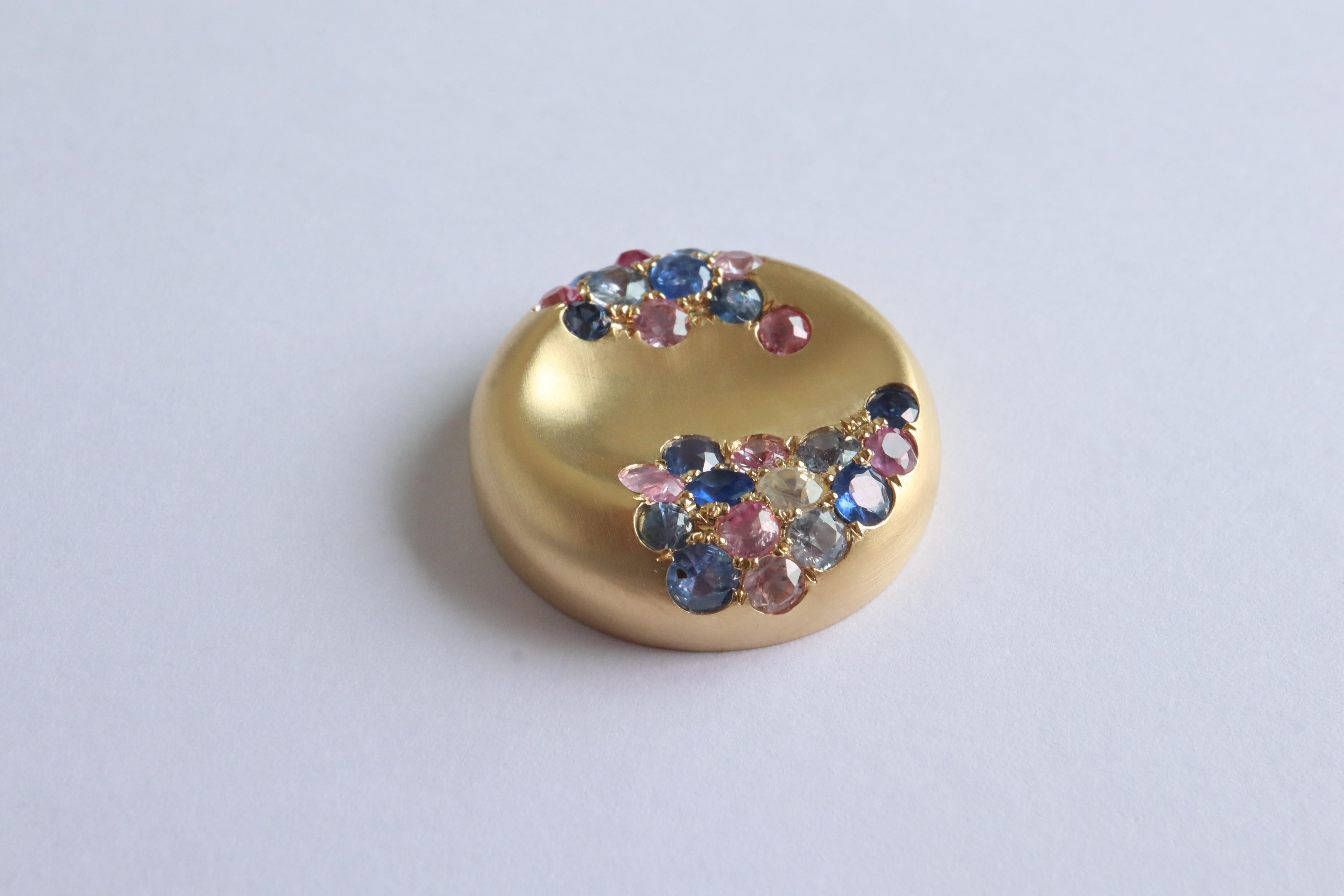Taille ronde Pendentif saphir contemporain d'inspiration vintage par JAR en vente