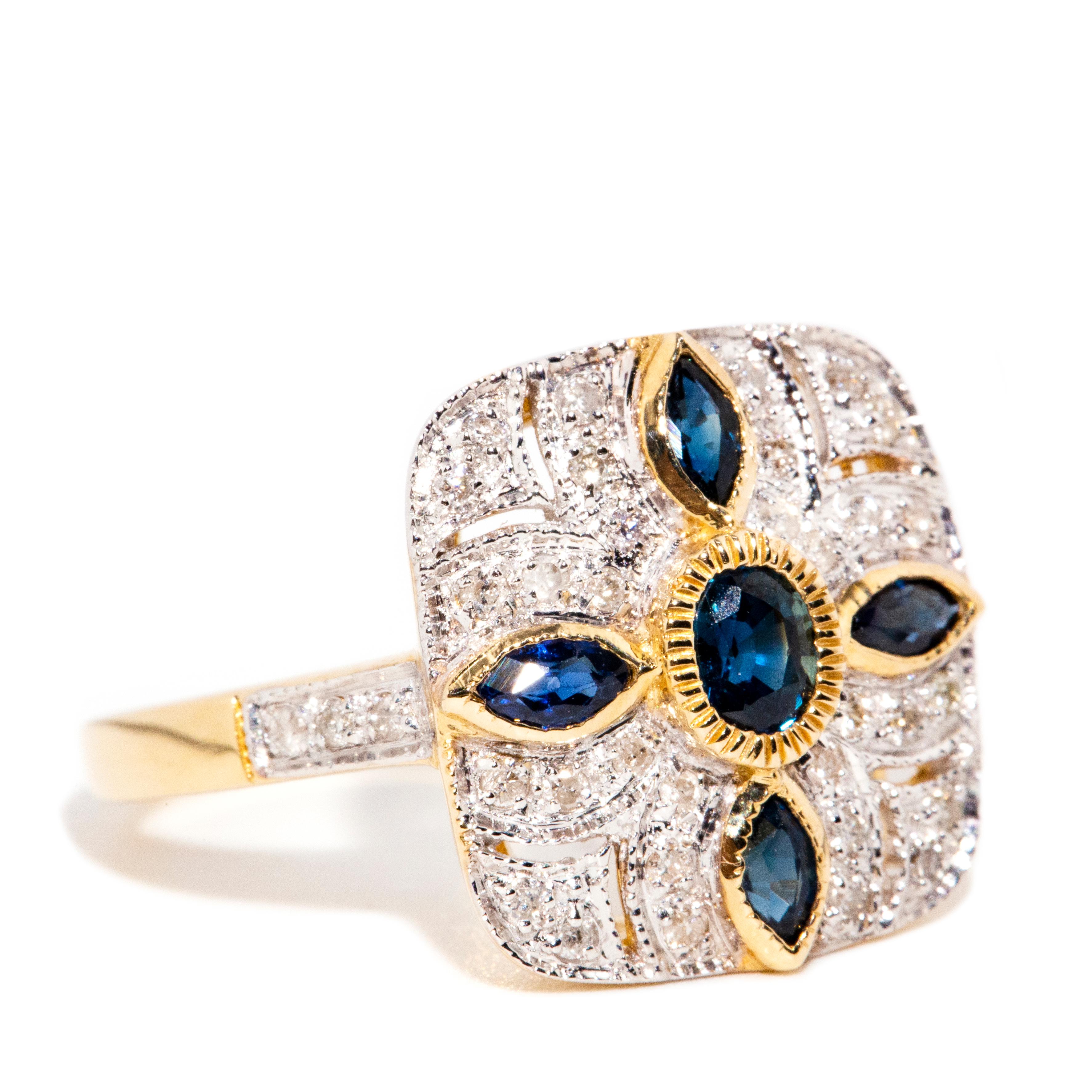 Contemporain Bague d'inspiration vintage en or jaune 9 carats, saphir bleu profond et grappe de diamants en vente
