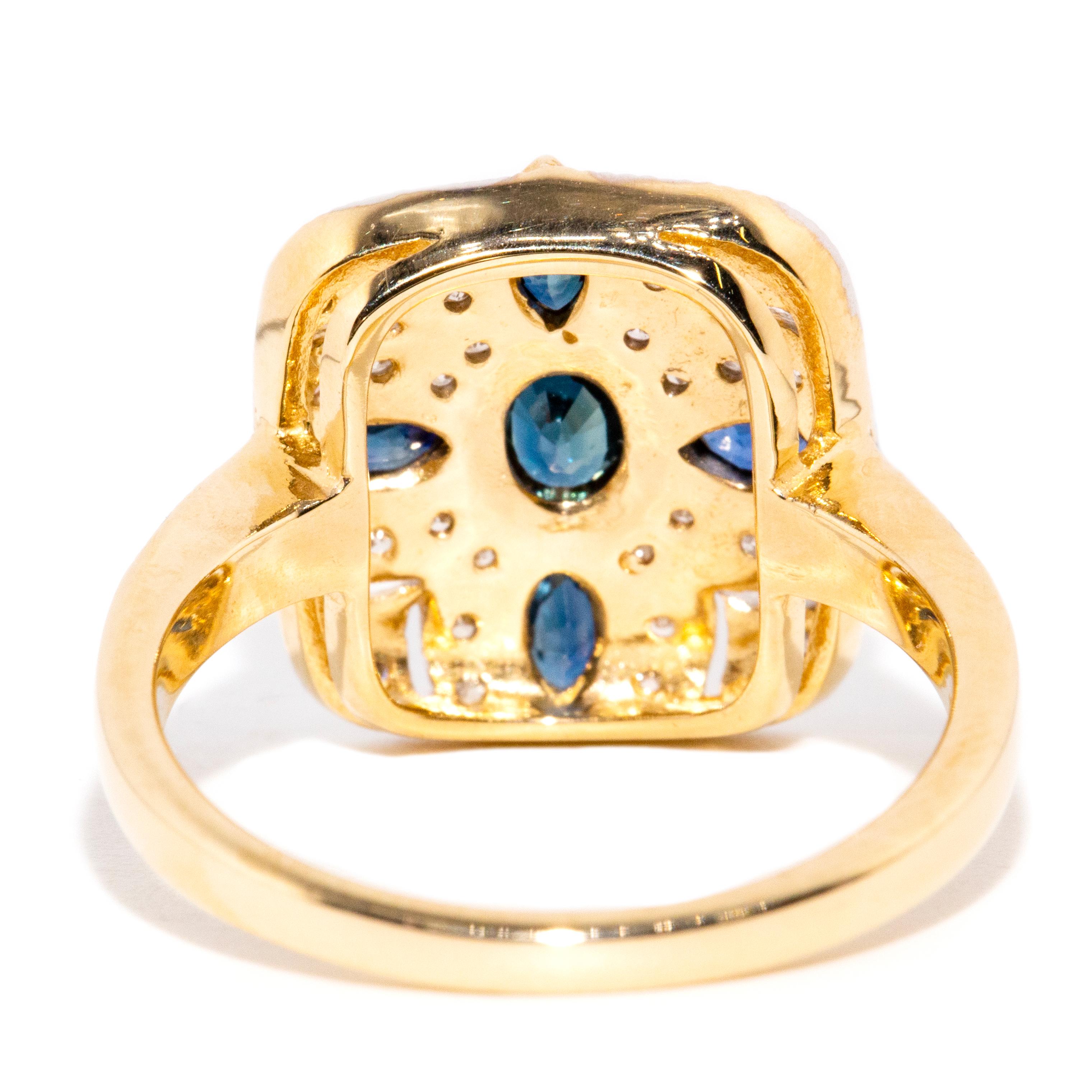 Bague d'inspiration vintage en or jaune 9 carats, saphir bleu profond et grappe de diamants en vente 1