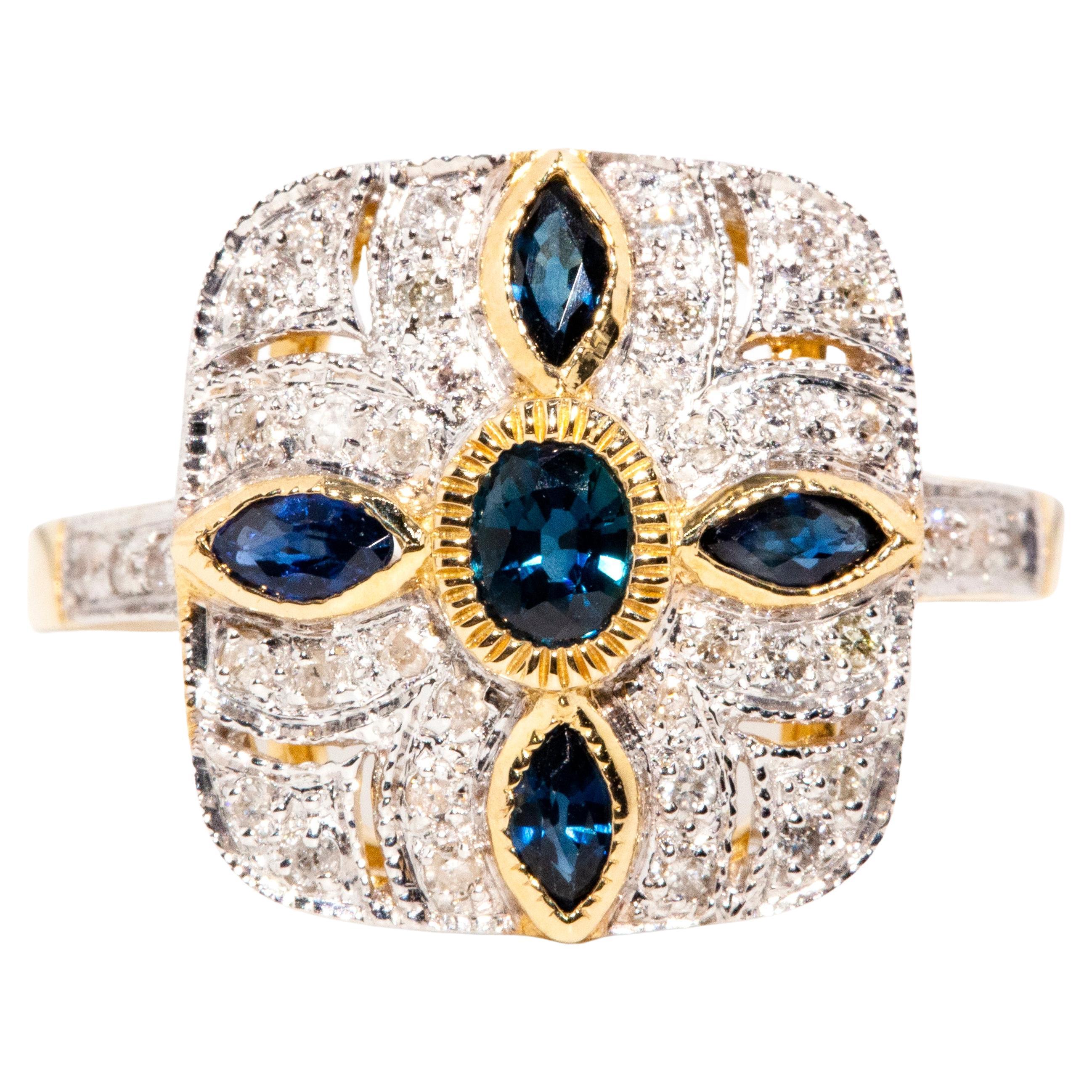 Bague d'inspiration vintage en or jaune 9 carats, saphir bleu profond et grappe de diamants en vente