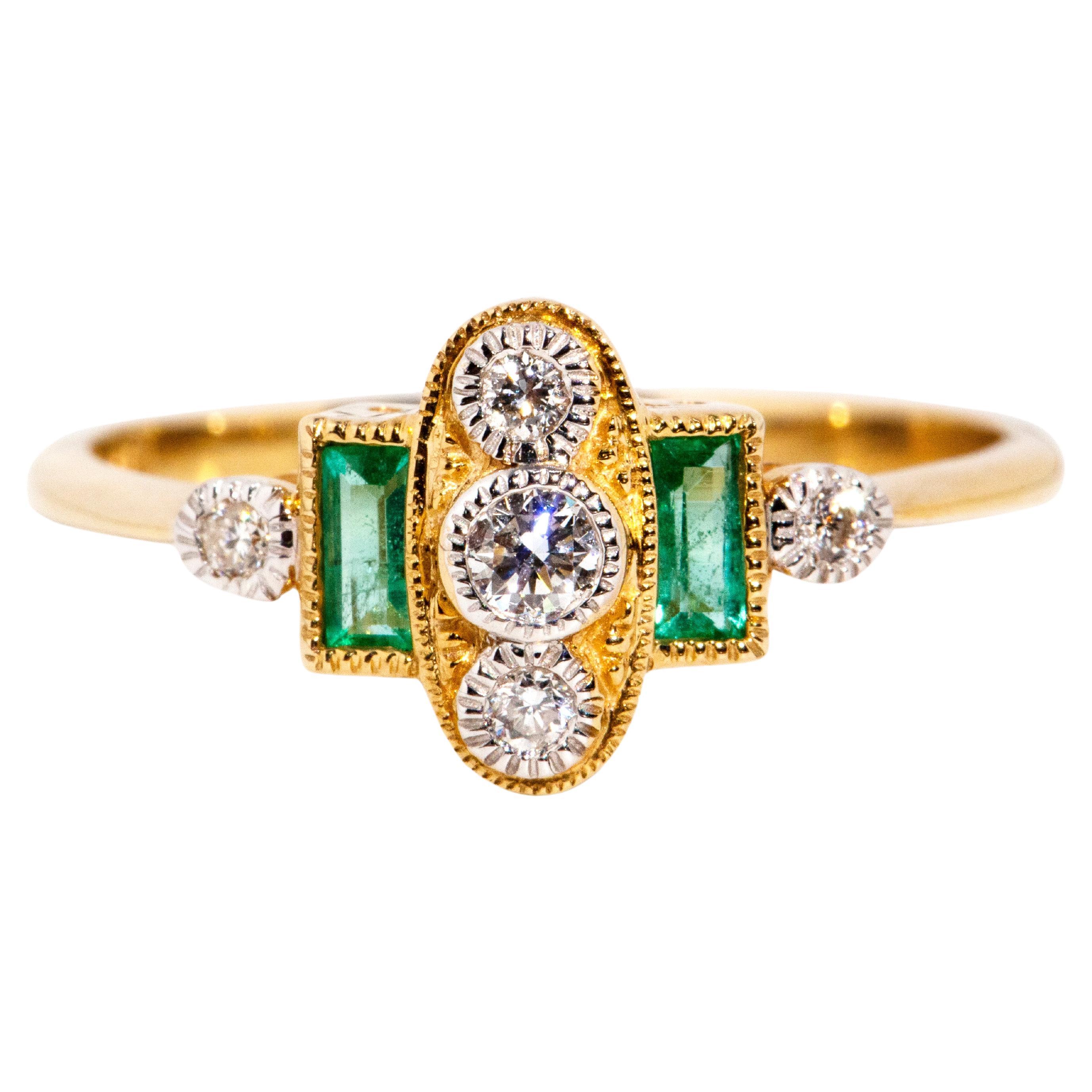 Bague d'inspiration vintage en or jaune 9 carats avec diamants et émeraudes vertes brillantes