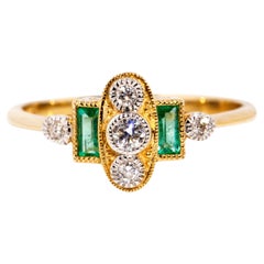 Bague d'inspiration vintage en or jaune 9 carats avec diamants et émeraudes vertes brillantes