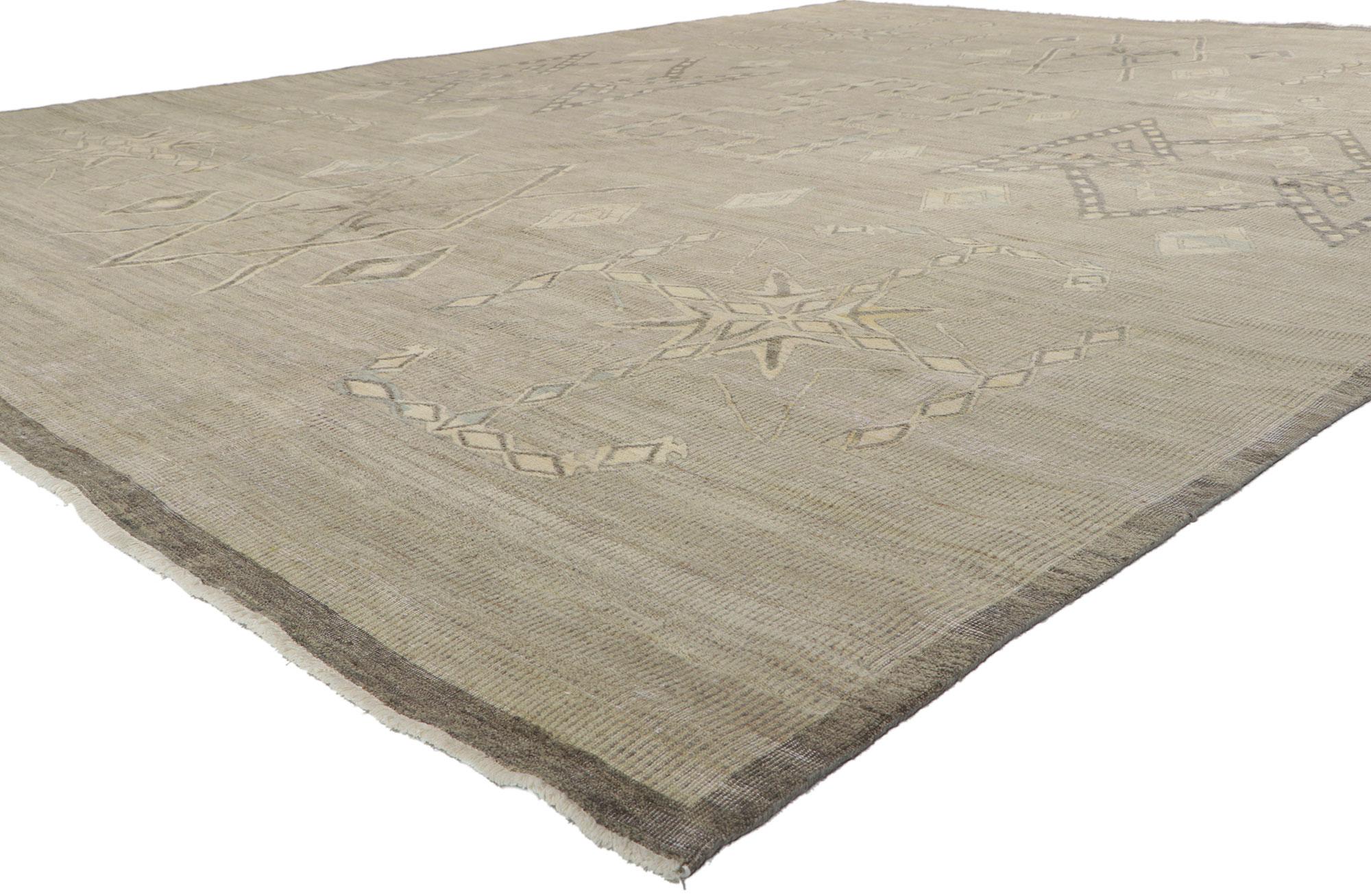 30831 Tapis vieilli d'inspiration vintage avec style tribal, 11'08 x 15'00.
Avec son charme nomade, ses détails et sa texture incroyables, ce tapis contemporain d'inspiration vintage est une vision captivante de la beauté tissée. Le motif tribal