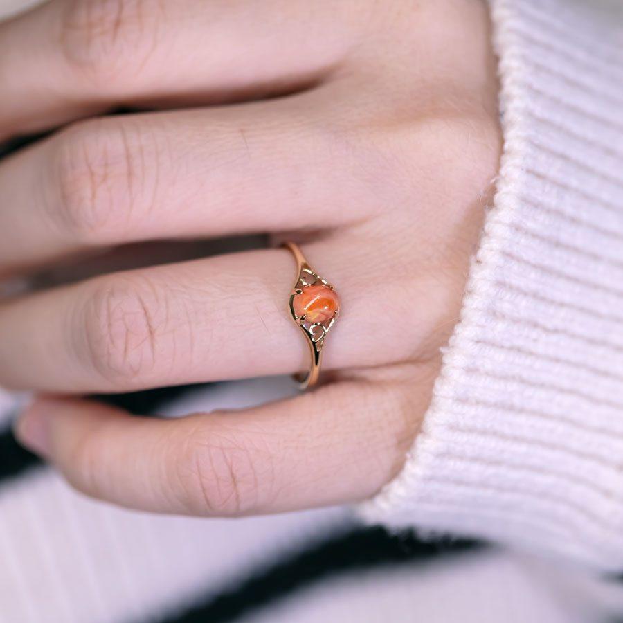 Verlobungsring, Vintage inspirierter Eierfeuer-Opal, 18 Karat Gelbgold (Arts and Crafts) im Angebot