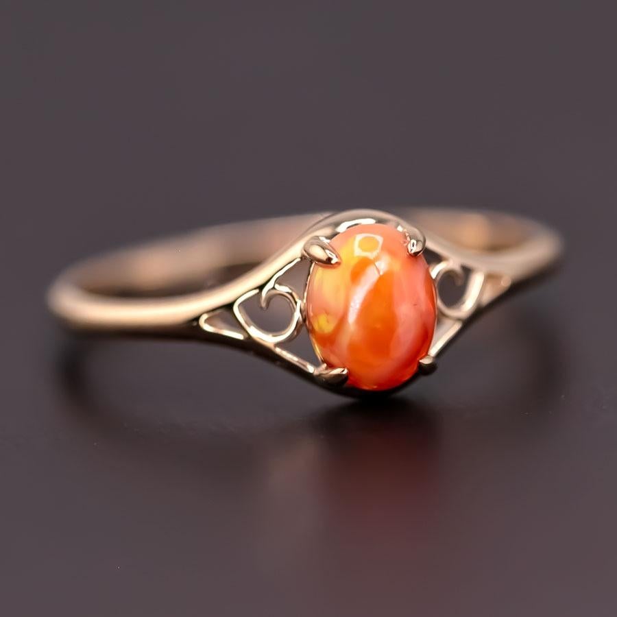 Verlobungsring, Vintage inspirierter Eierfeuer-Opal, 18 Karat Gelbgold (Brillantschliff) im Angebot