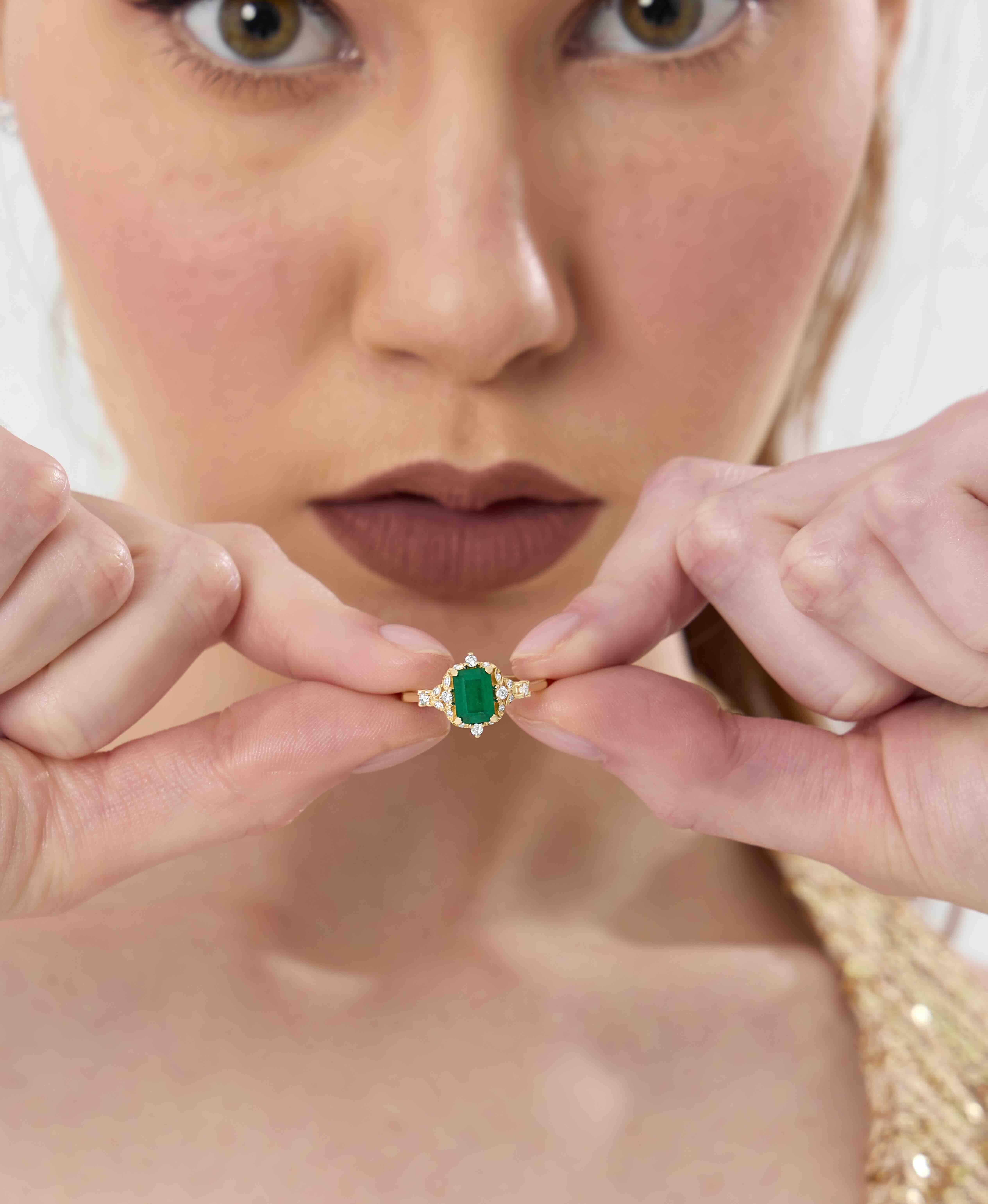 En venta: Anillo de compromiso de oro macizo de inspiración vintage con esmeralda y diamantes de 1,27 ct  3