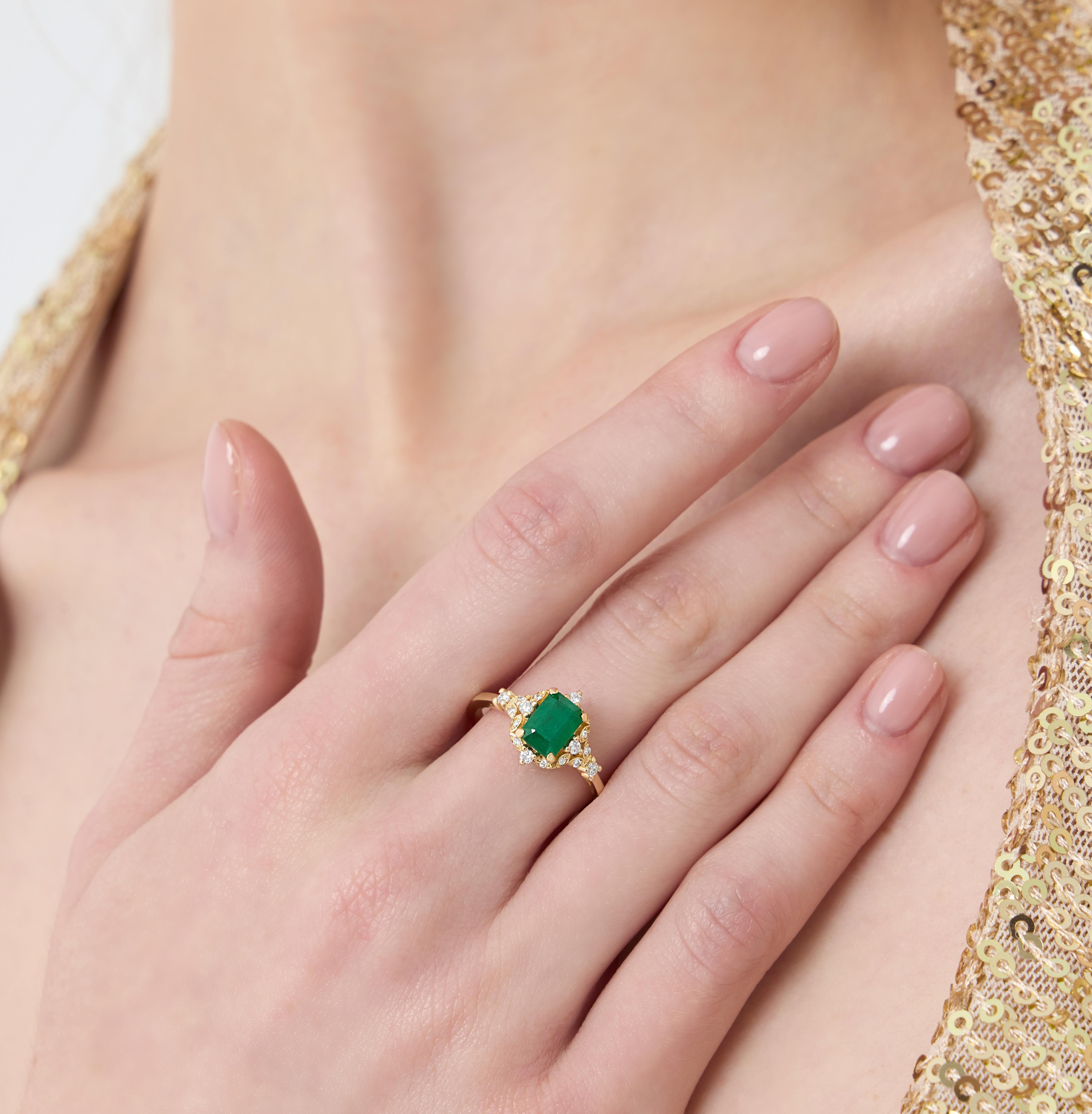 En venta: Anillo de compromiso de oro macizo de inspiración vintage con esmeralda y diamantes de 1,27 ct  4