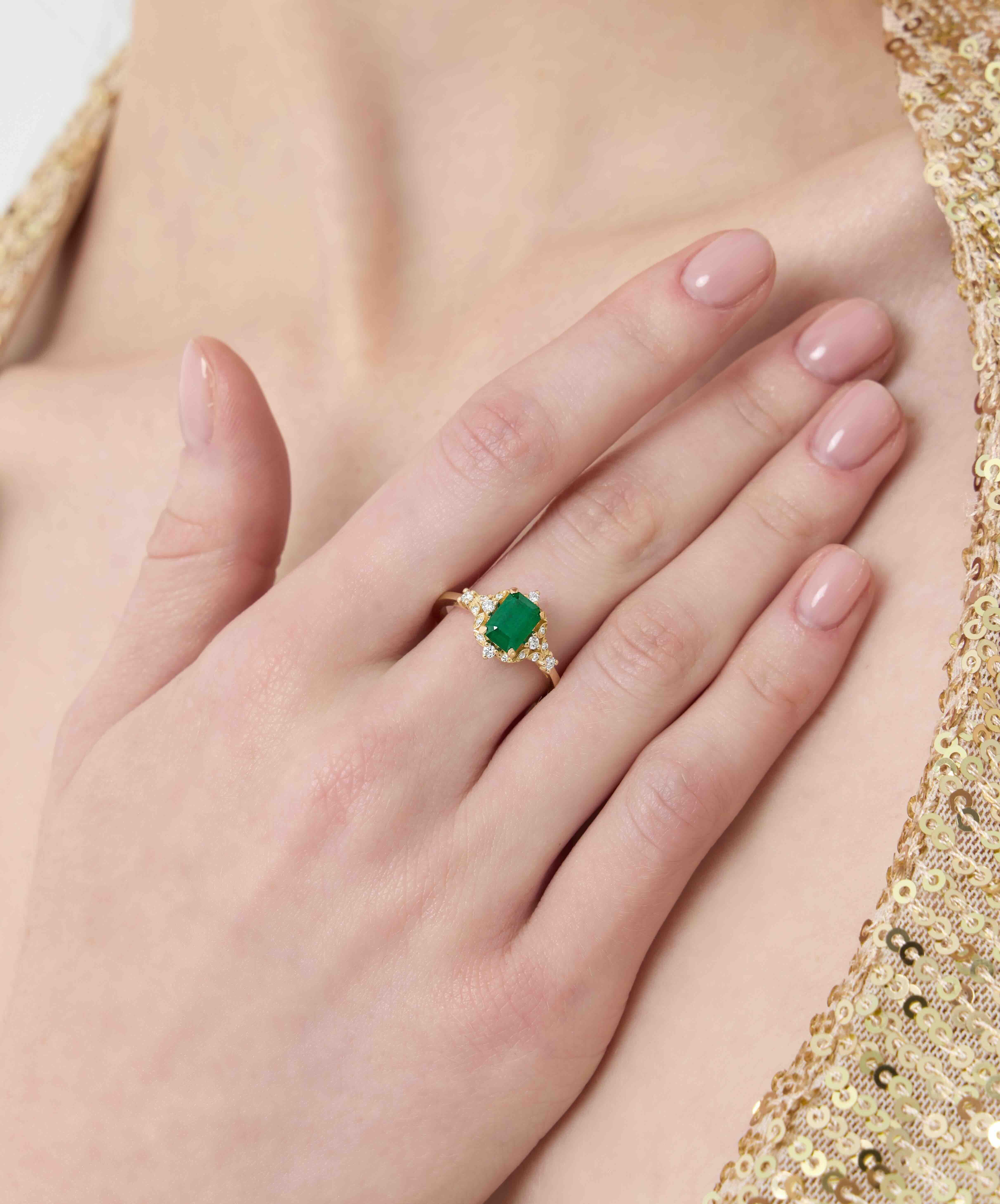 En venta: Anillo de compromiso de oro macizo de inspiración vintage con esmeralda y diamantes de 1,27 ct  6