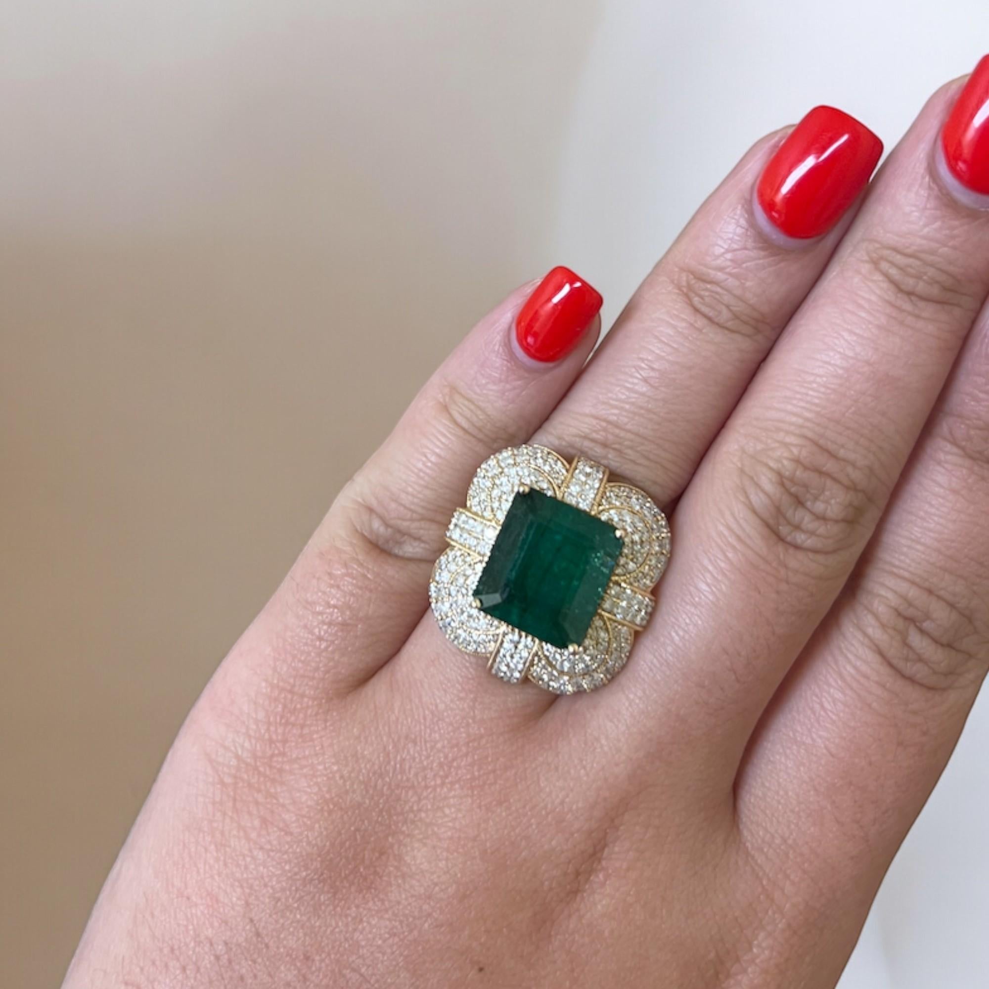 Women's Vintage-Inspired Emerald and Diamond Yellow Gold Ring For Sale