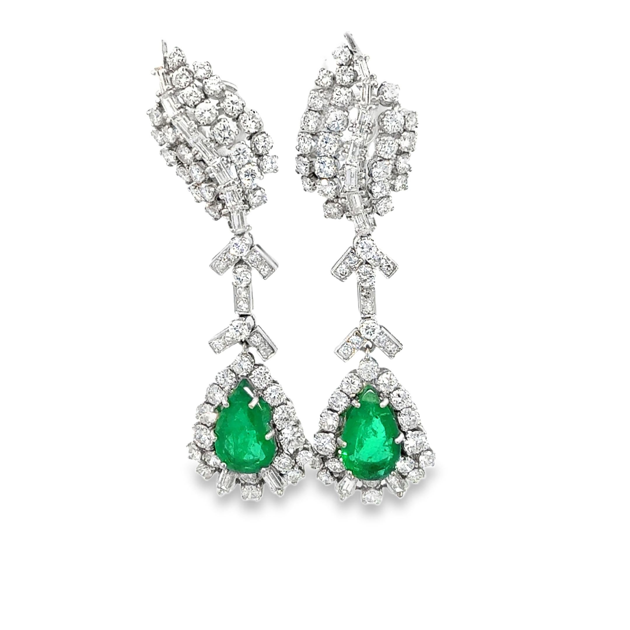 Vintage-inspirierte Smaragd-Diamant-Ohrringe, 18 Karat Weißgold im Angebot 4