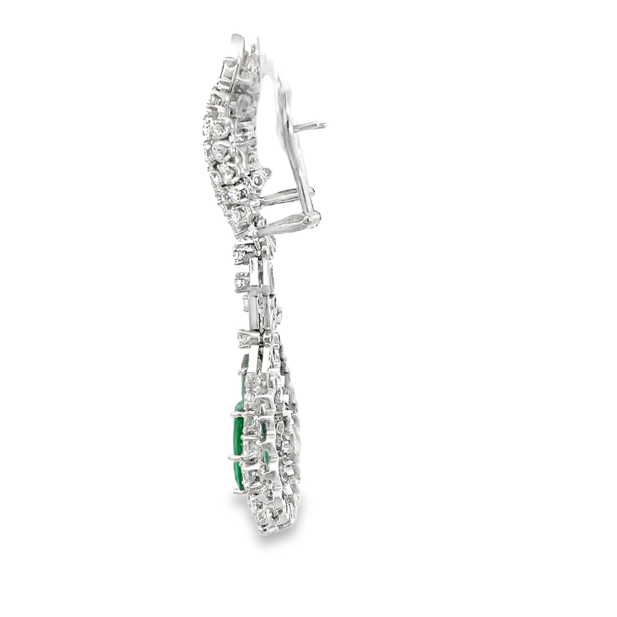 Vintage-inspirierte Smaragd-Diamant-Ohrringe, 18 Karat Weißgold im Angebot 5