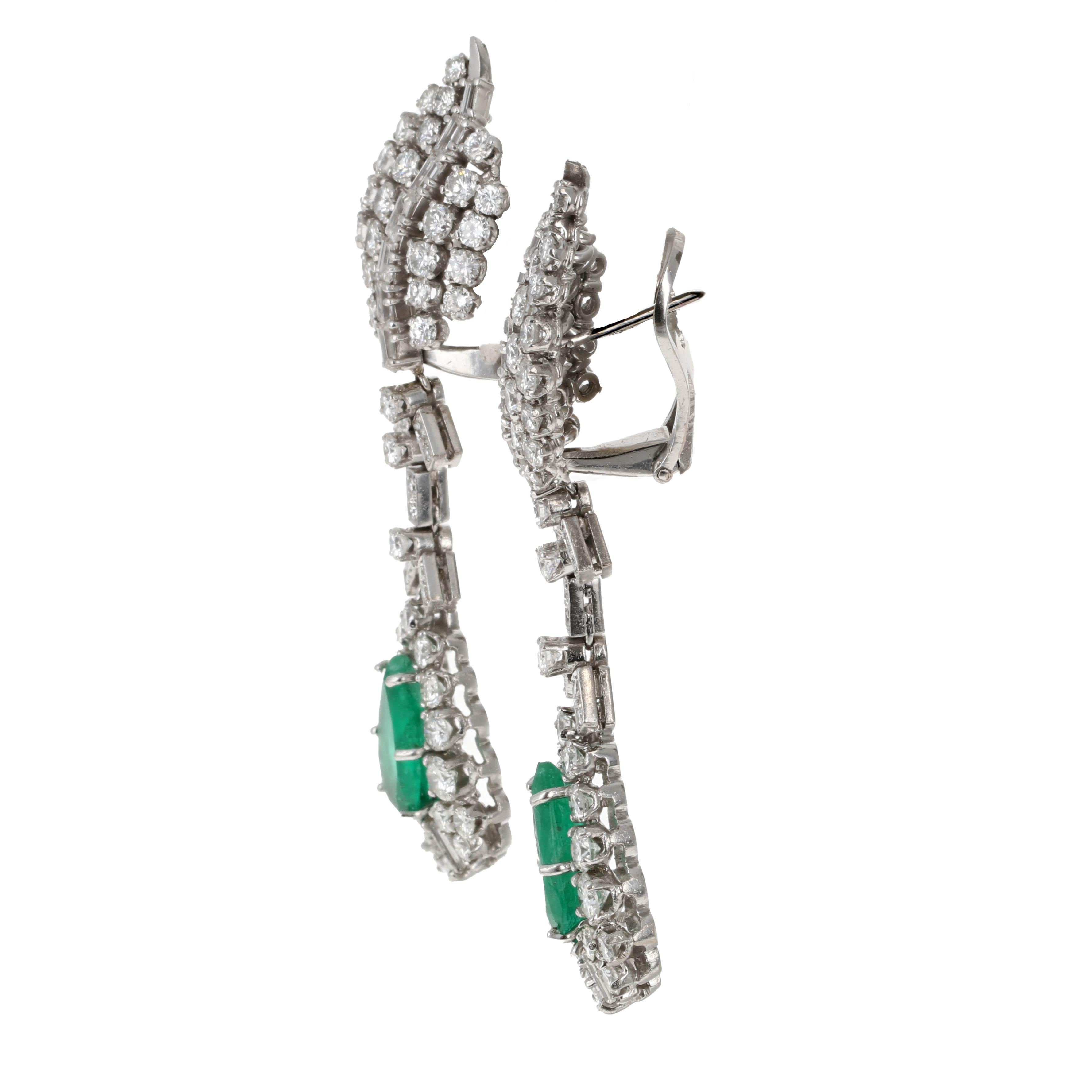 Vintage-inspirierte Smaragd-Diamant-Ohrringe, 18 Karat Weißgold (Tropfenschliff) im Angebot