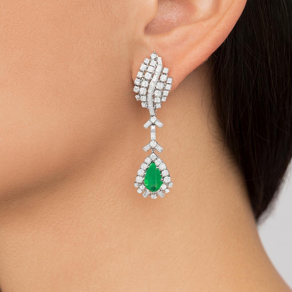Vintage-inspirierte Smaragd-Diamant-Ohrringe, 18 Karat Weißgold im Zustand „Hervorragend“ im Angebot in Beverly Hills, CA