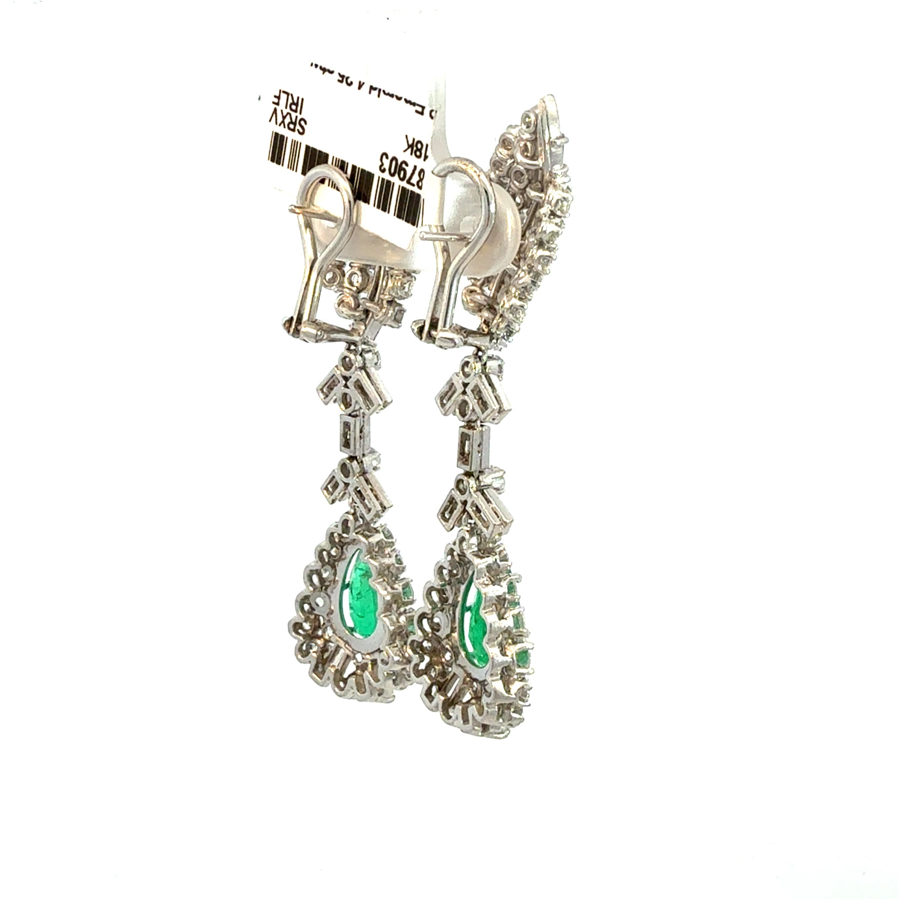 Vintage-inspirierte Smaragd-Diamant-Ohrringe, 18 Karat Weißgold Damen im Angebot