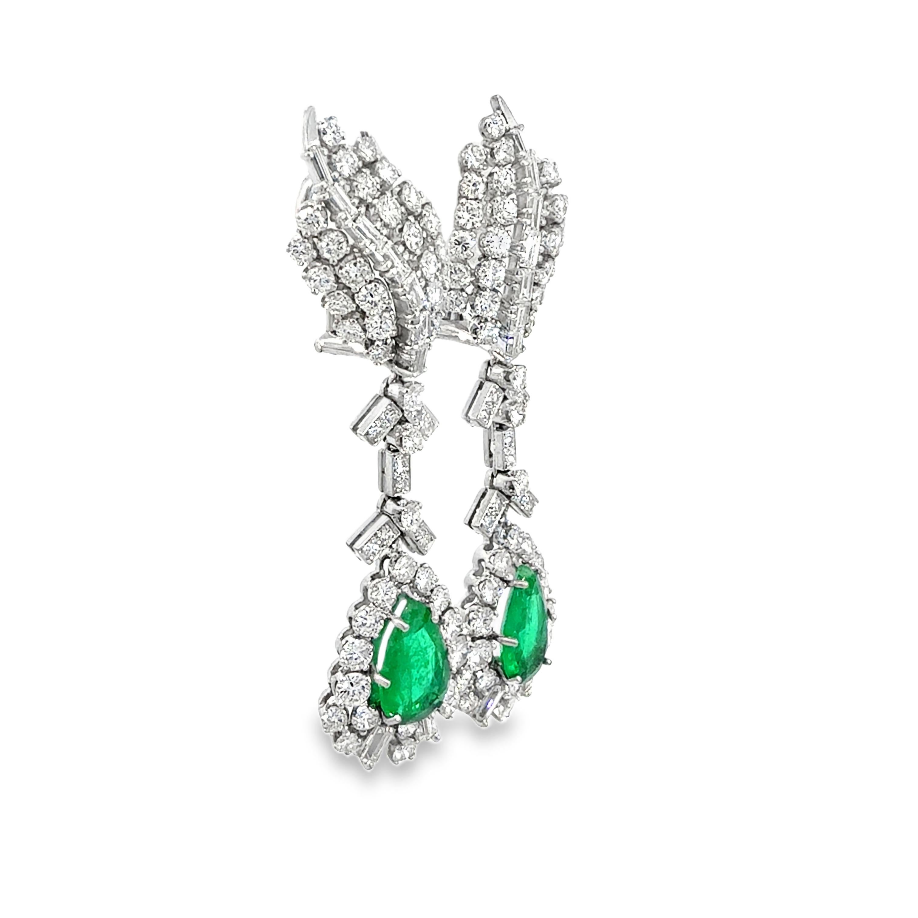 Vintage-inspirierte Smaragd-Diamant-Ohrringe, 18 Karat Weißgold im Angebot 1
