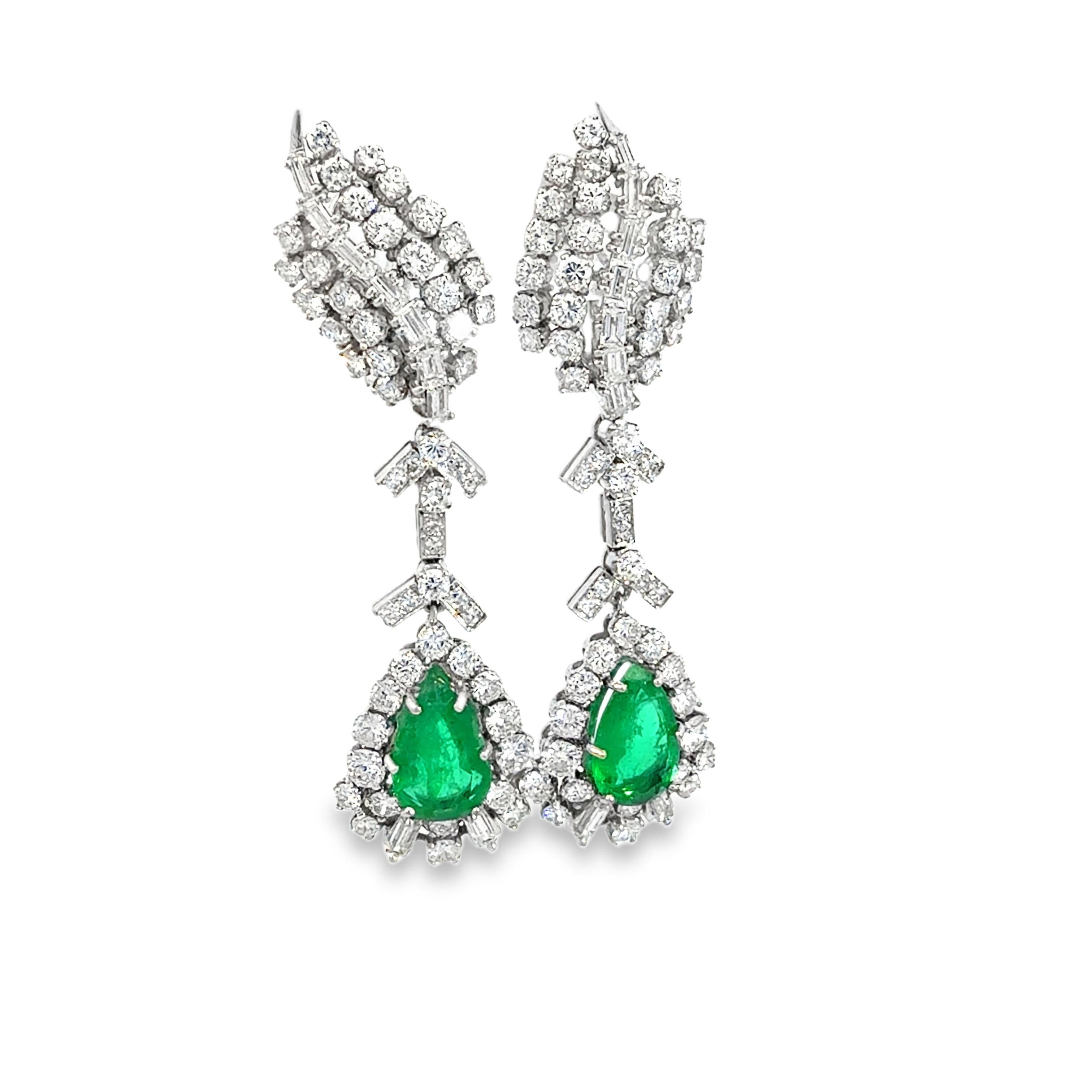 Vintage-inspirierte Smaragd-Diamant-Ohrringe, 18 Karat Weißgold im Angebot 3