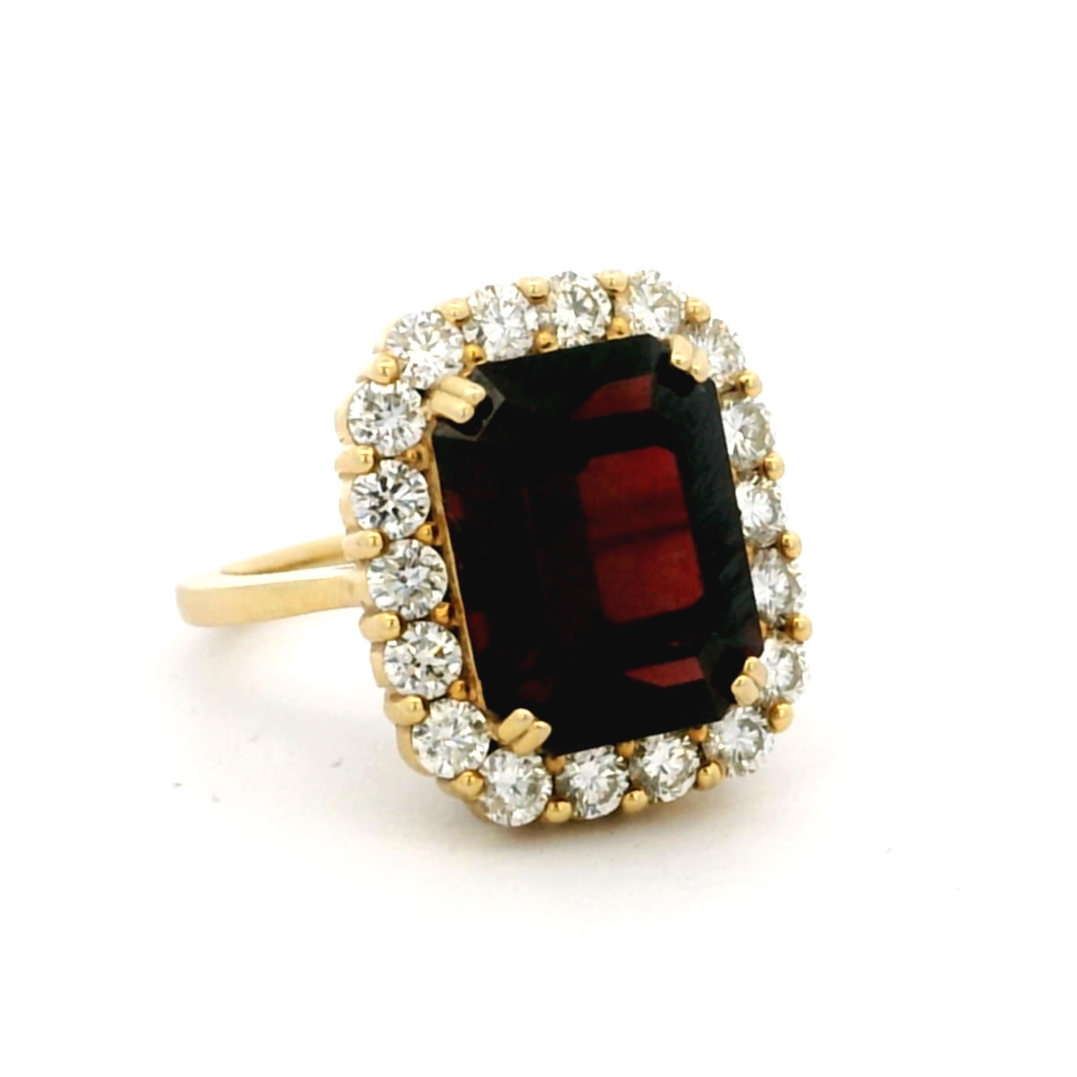 Questo anello da cocktail di ispirazione vintage di Talia Jade Jewelry è un pezzo audace e senza tempo, realizzato in oro giallo 14 carati massiccio. Il cuore di questo gioiello è costituito da un magnifico granato di 7,16 carati con taglio a