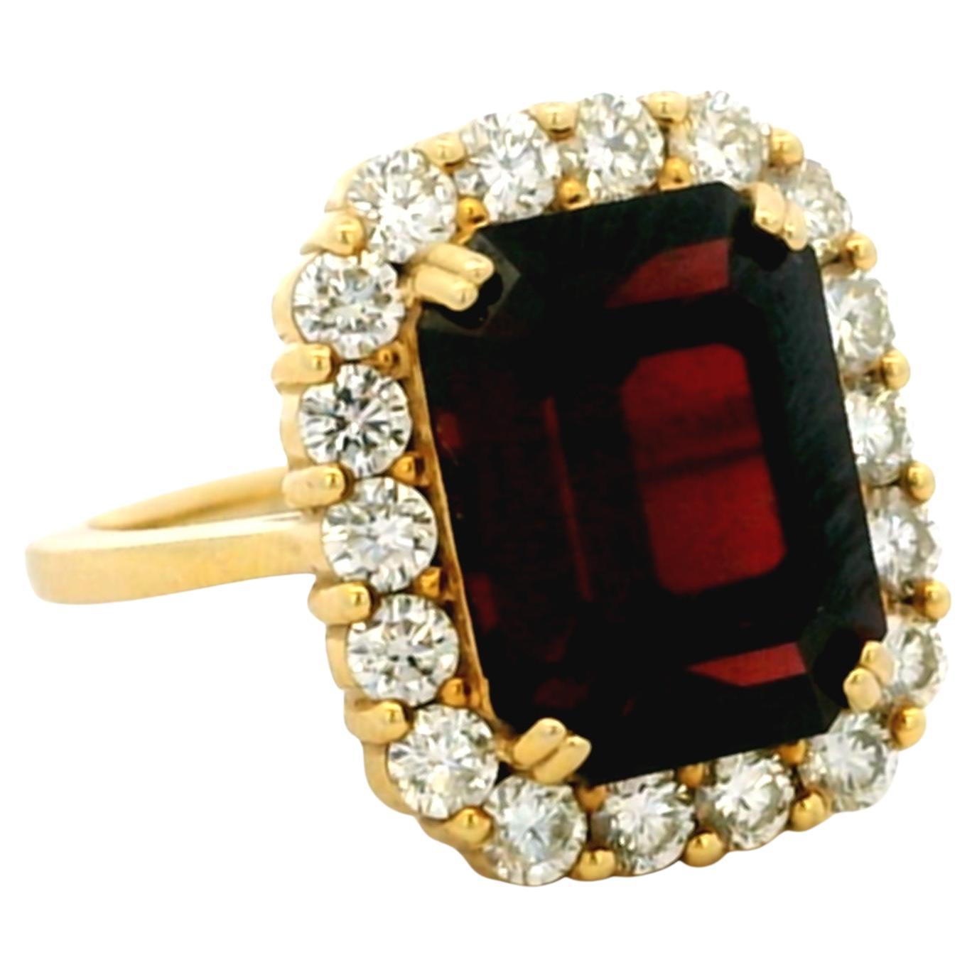 Anello aureola con granato e diamante di ispirazione vintage di Talia Jade in vendita