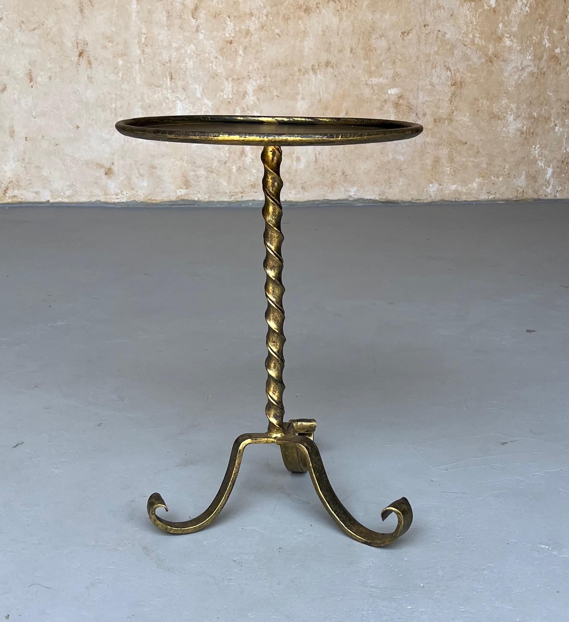 Spanish Vintage-Inspired Gilt Iron Drinks Table with Twisted Stem and Curled Tripod Base For Sale