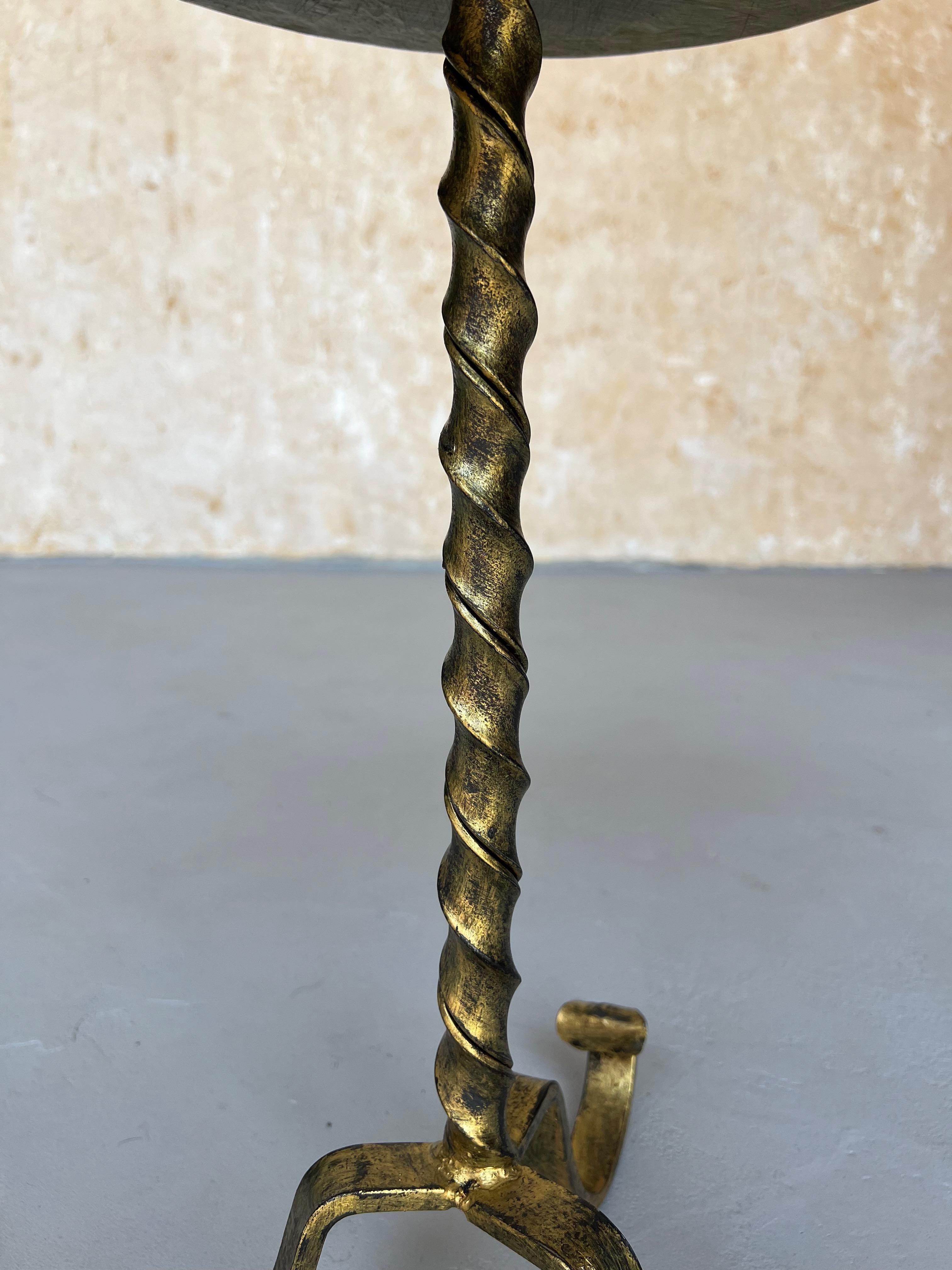 Vintage-Inspired Gilt Iron Drinks Table with Twisted Stem and Curled Tripod Base In Good Condition For Sale In Buchanan, NY