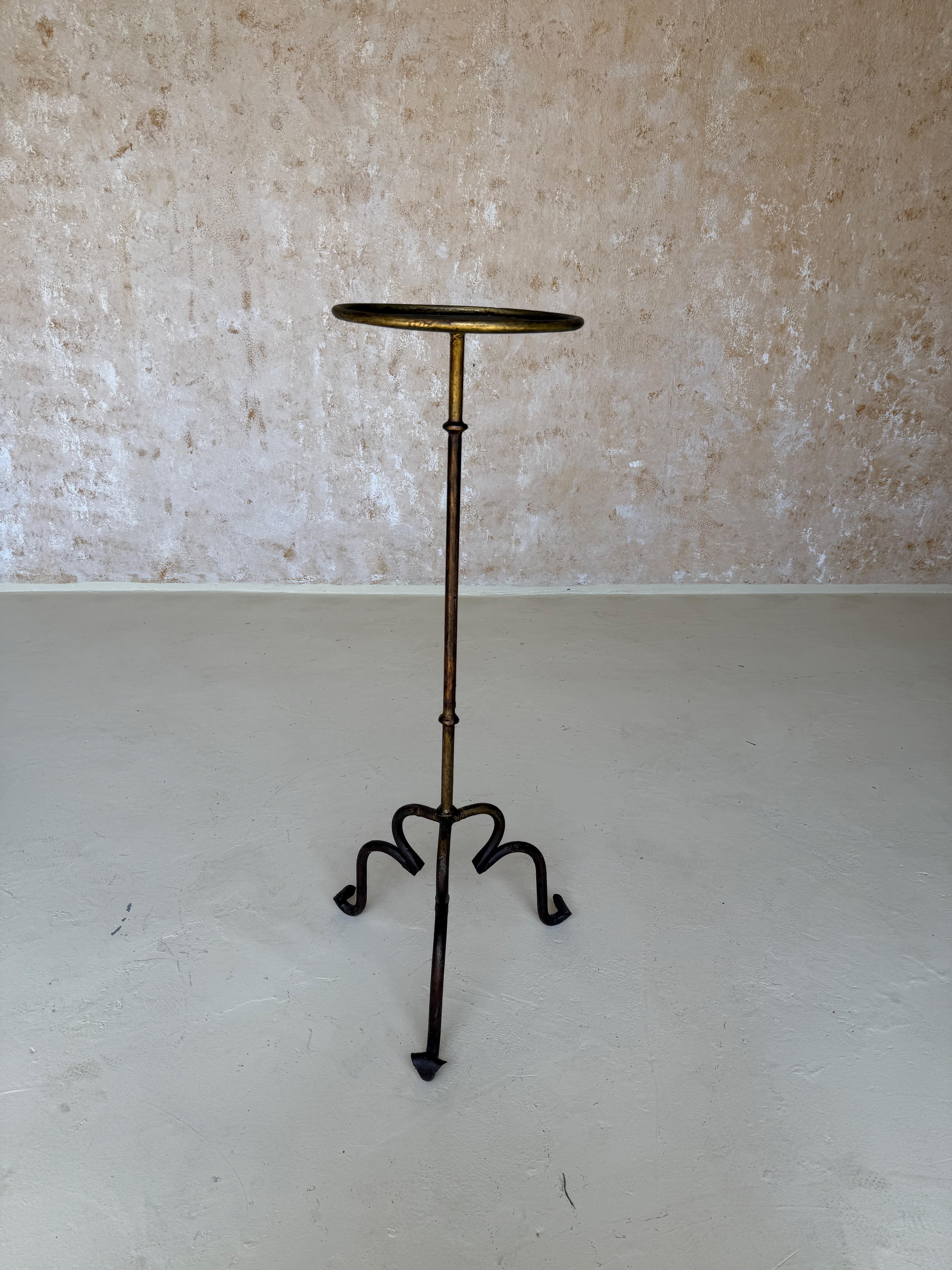 Vintage-Inspired Iron Plant Stand or Tall Side Table with Tripod Base and Gilt P In Good Condition For Sale In Buchanan, NY