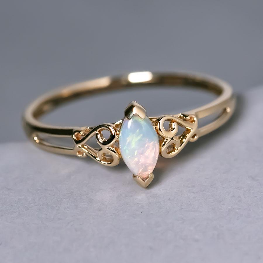 Vintage Inspiriert Marquise australischen massivem Opal Verlobungsring 14K Gelbgold (Ovalschliff) im Angebot