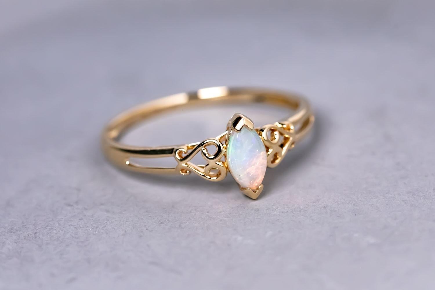 Vintage Inspiriert Marquise australischen massivem Opal Verlobungsring 14K Gelbgold im Angebot 1
