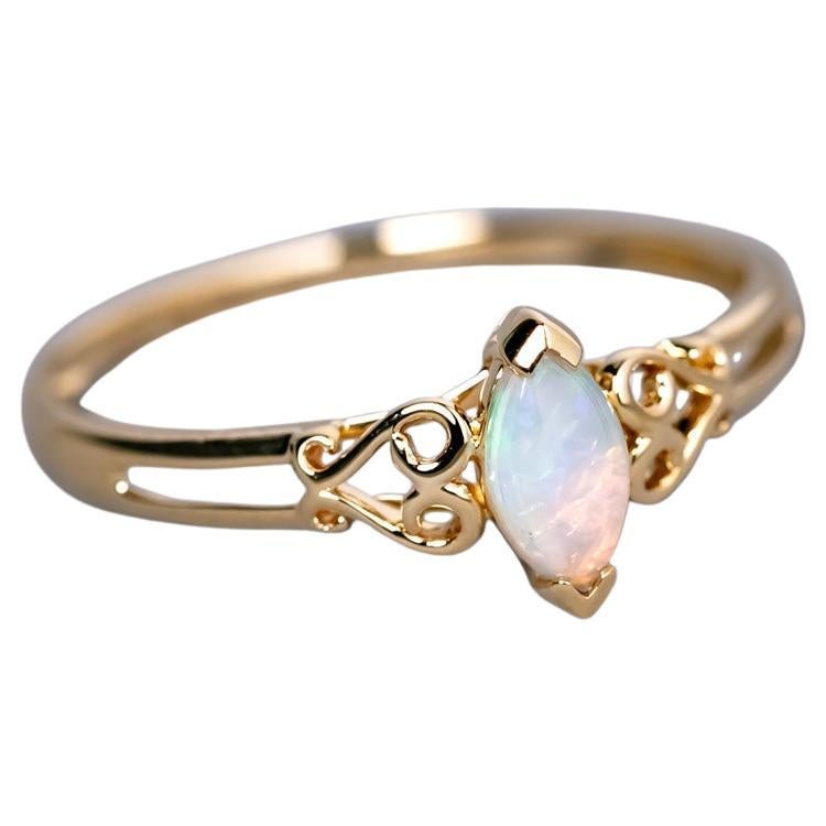 Anello di fidanzamento d
ispirazione vintage con opale australiano massiccio di forma quadrata in oro giallo 14K