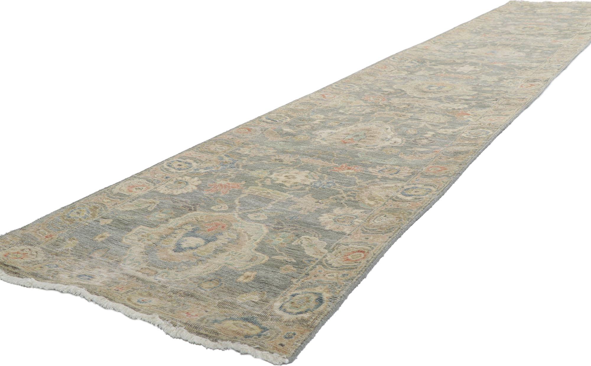 30715 Tapis Oushak moderne d'inspiration vintage, 02'04 x 13'09.
Émanant d'une sensibilité traditionnelle et d'une beauté robuste avec une palette de couleurs neutres, ce chemin de table en laine nouée à la main et vieillie Indian Oushak crée une