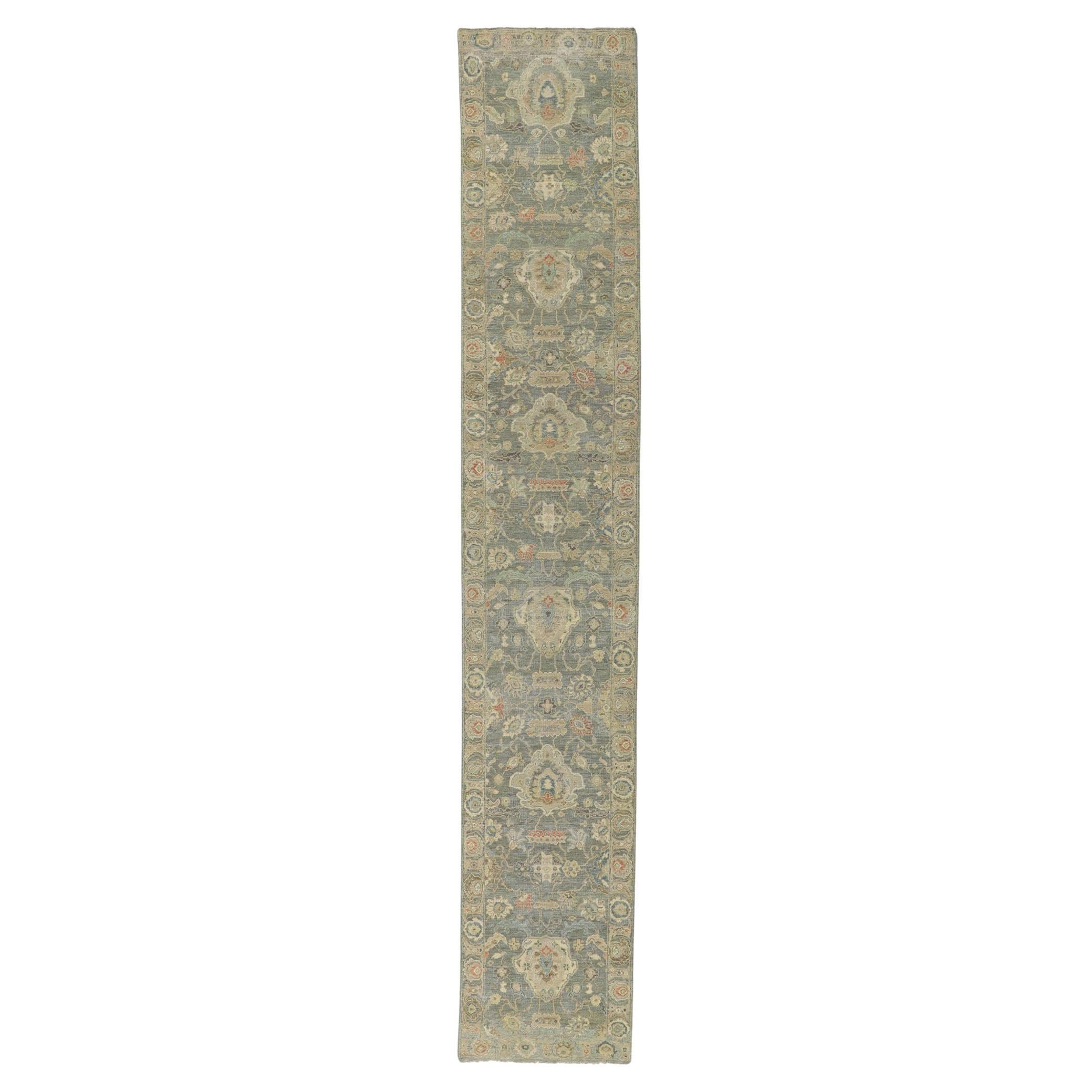 Vintage-inspirierter moderner Oushak-Teppich: Natürliche Eleganz trifft auf zeitlose Anziehungskraft im Angebot