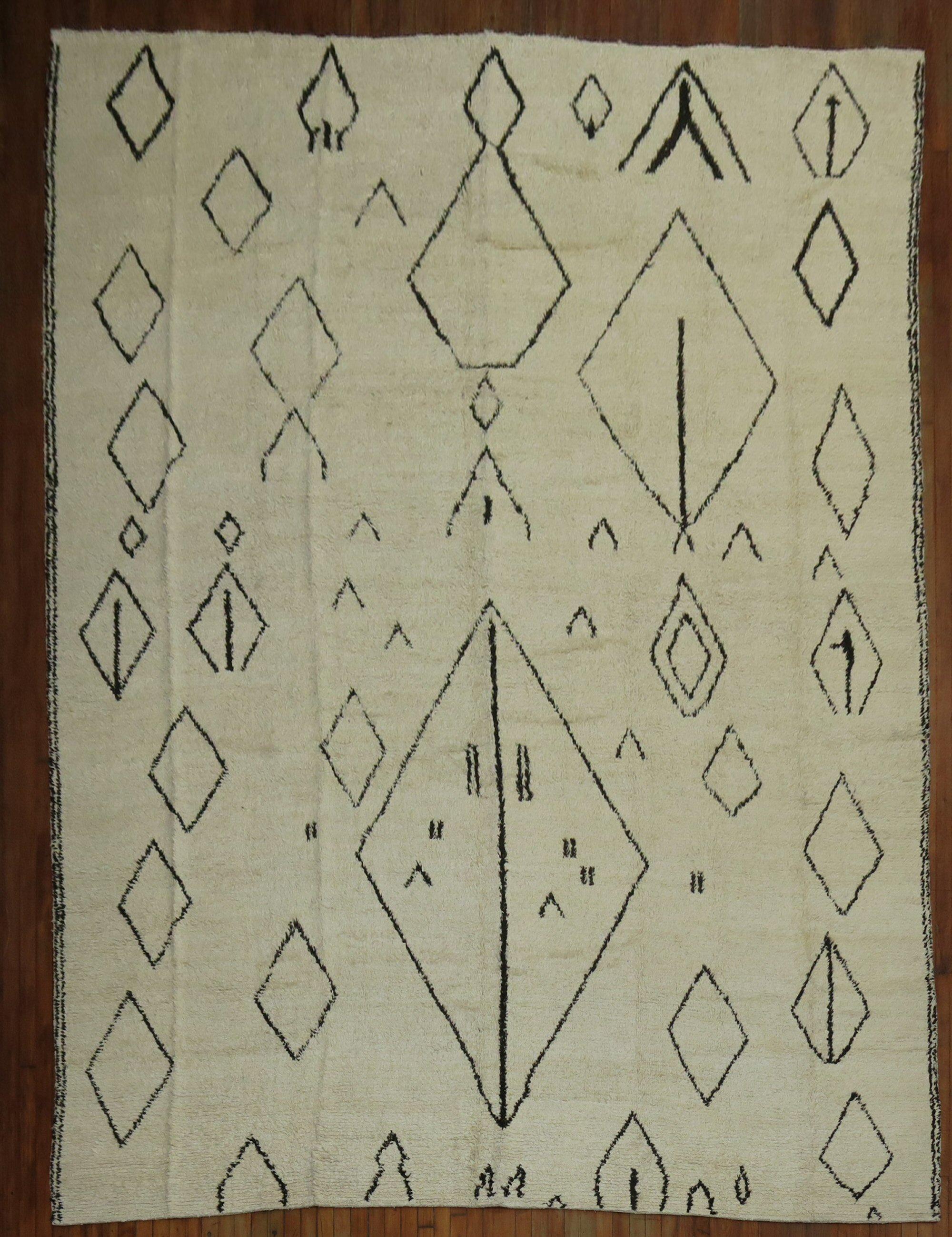 Tapis turc de grande taille avec un dessin géométrique abstrait ressemblant aux motifs des tapis marocains Ben Ourain tissés au milieu du 20e siècle.

Mesures : 10'3'' x 13'10''.