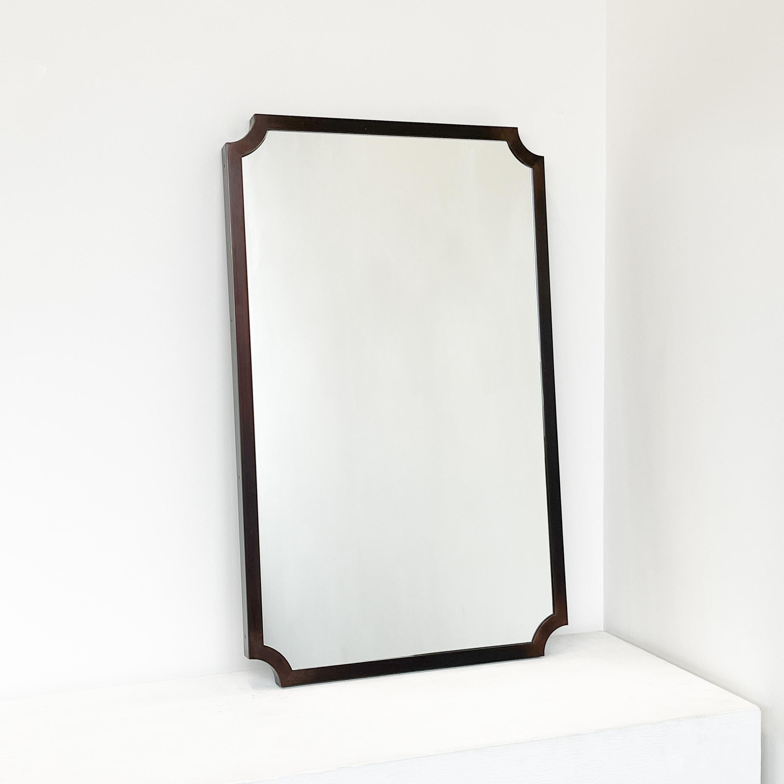Miroir mural suspendu de la série Vintage N.8 avec un cadre plein en laiton massif dans une finition patinée bronze. Conçu et fabriqué à la main à Londres, au Royaume-Uni.

Conçu par JL Alguacil, ce miroir est une fusion sophistiquée de classicisme