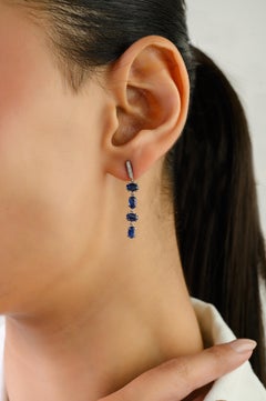 Pendientes de gota de zafiro azul natural y diamantes de inspiración vintage en oro blanco de 14 quilates