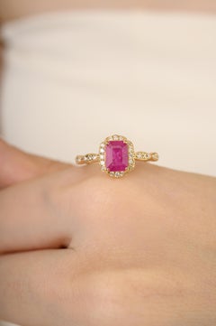 Anillo Halo de Rubí Natural y Diamante de Inspiración Vintage en Oro Amarillo de 14 K para Mujer