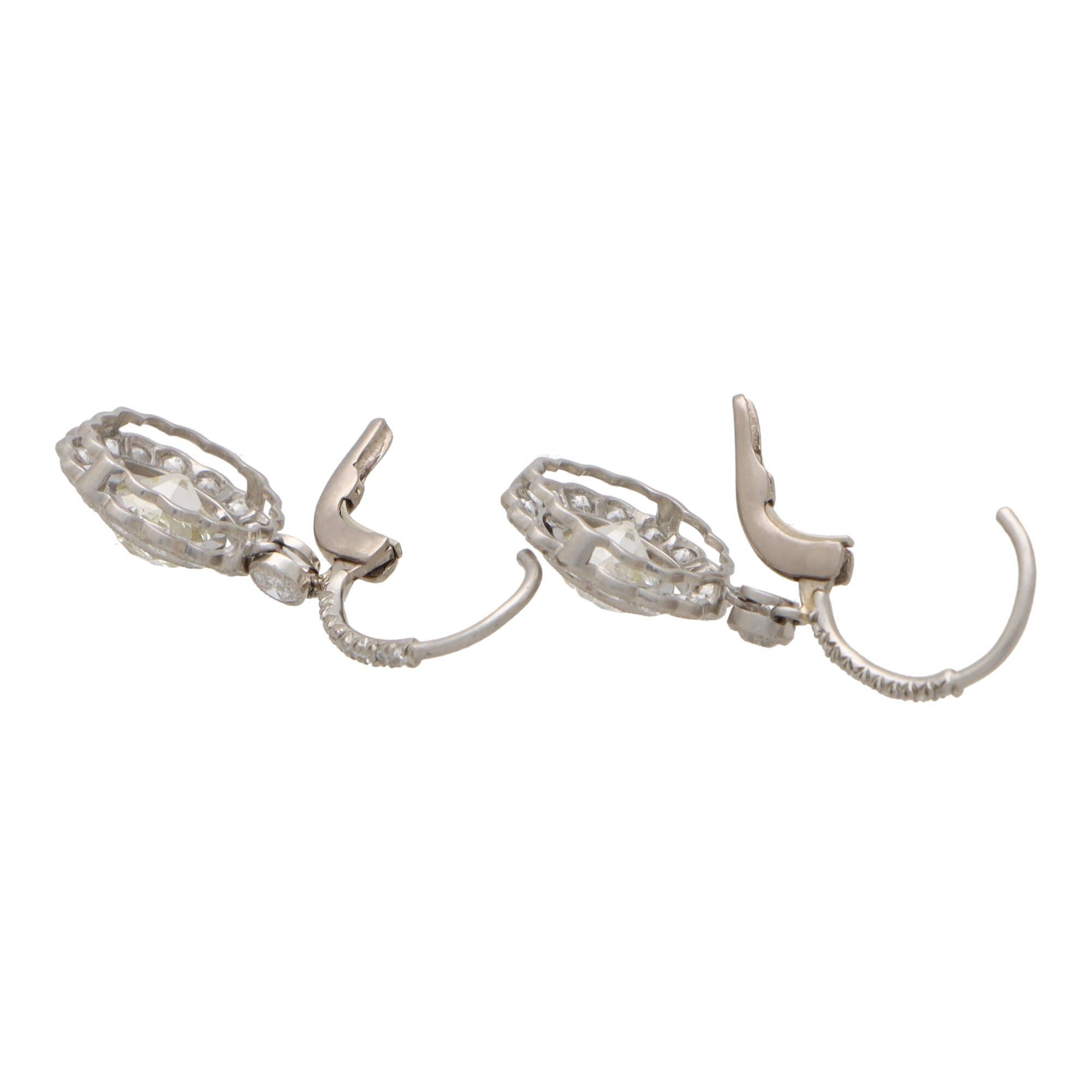 Édouardien Boucles d'oreilles pendantes d'inspiration vintage en platine avec grappes de diamants taillés à l'ancienne en vente